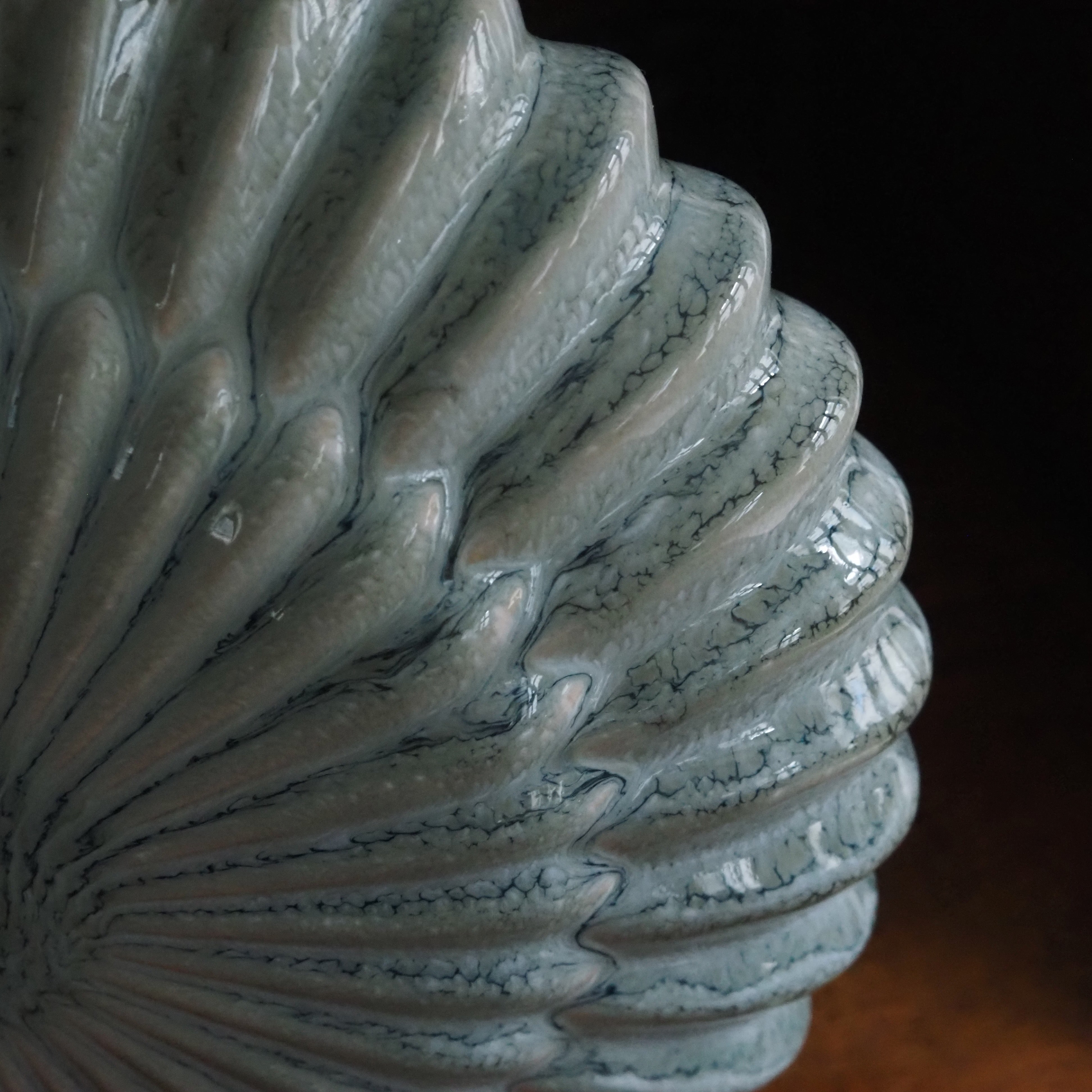 Keramikvase Graublau · Scheibenförmig mit radialem Rippenrelief · Organische Moderne