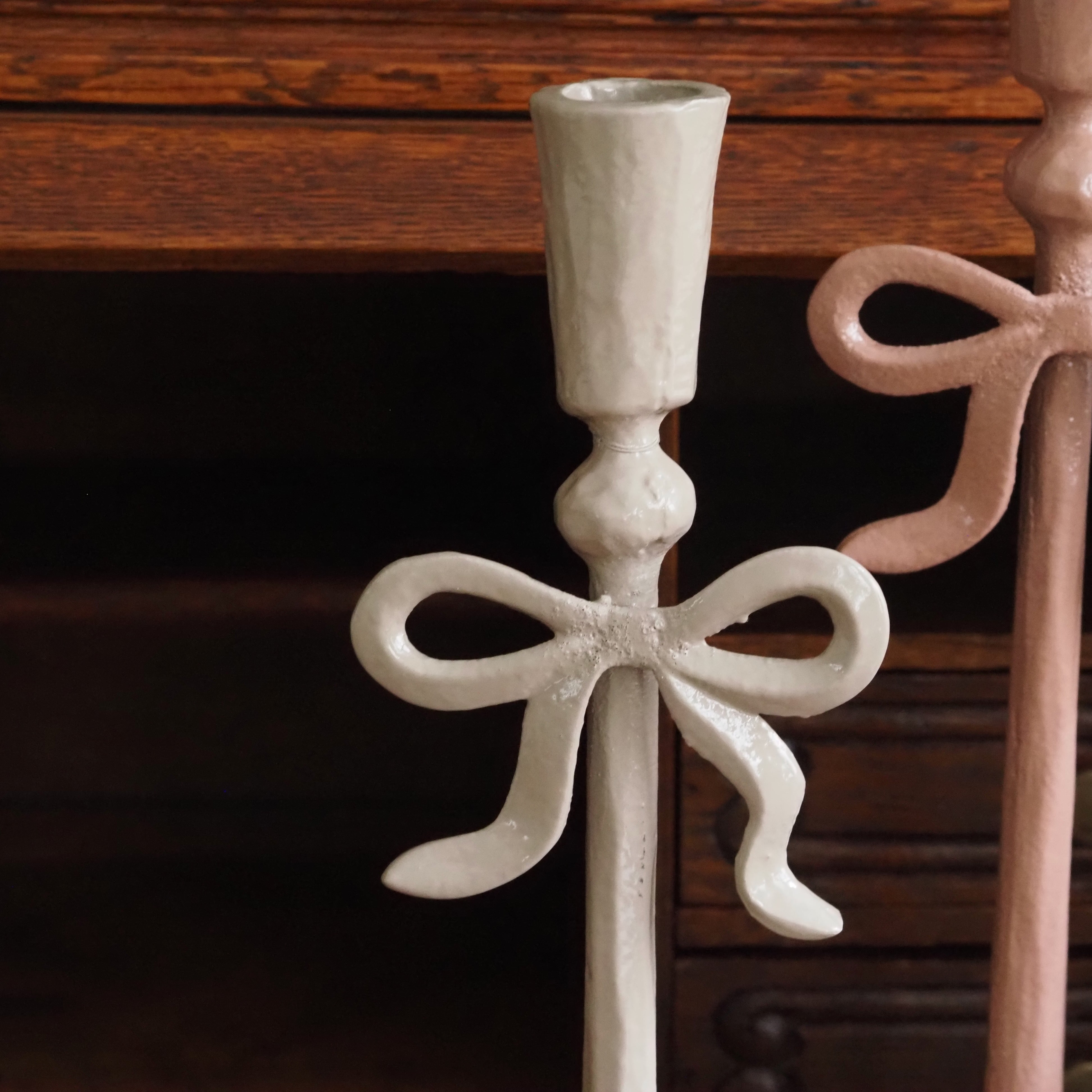 2er Set Metall-Kerzenhalter · Schleifenform in Rosa und Beige