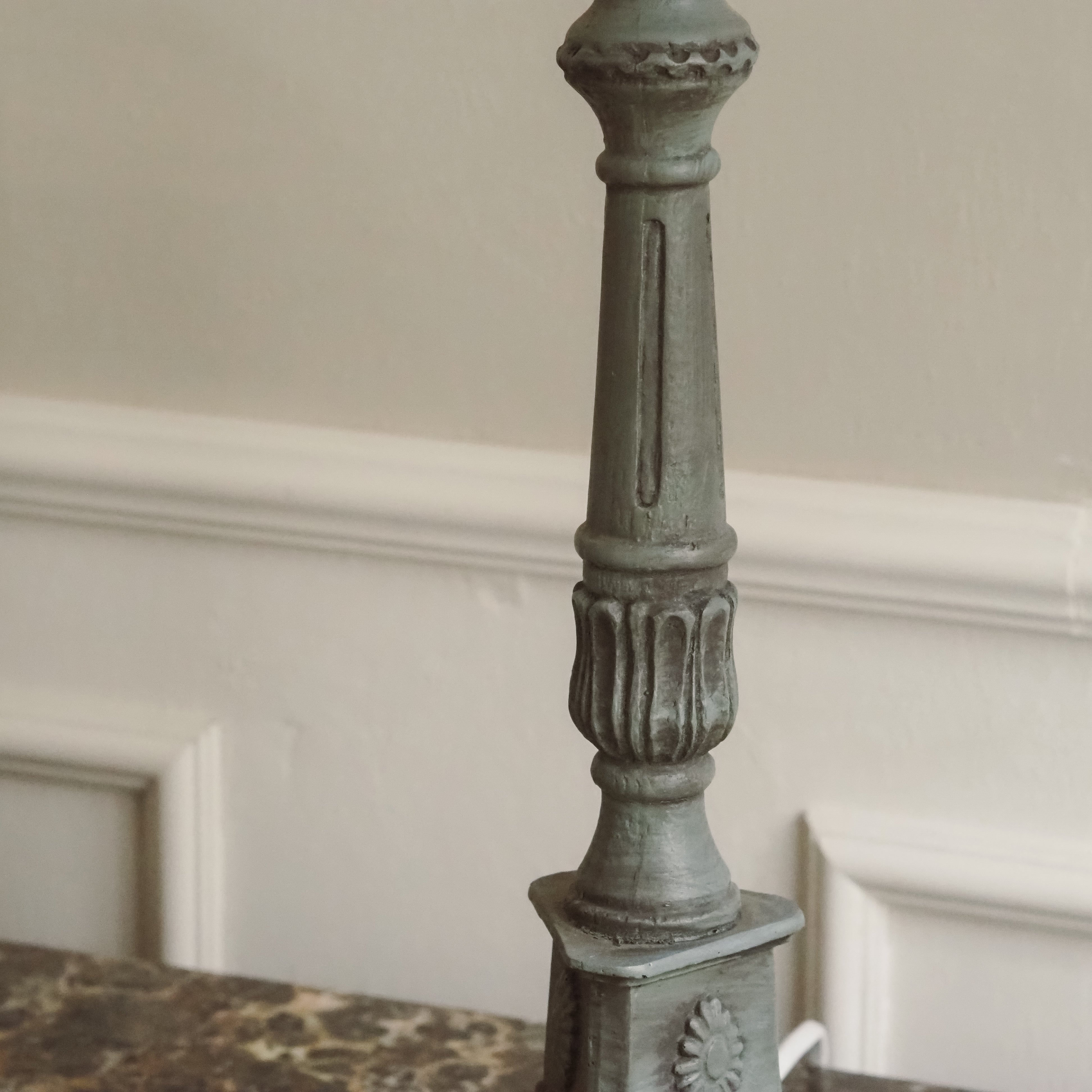 Tischlampe Fuß Graugrün · Klassizistischer Säulenfuß mit Tatzenfüßen und Patina-Finish