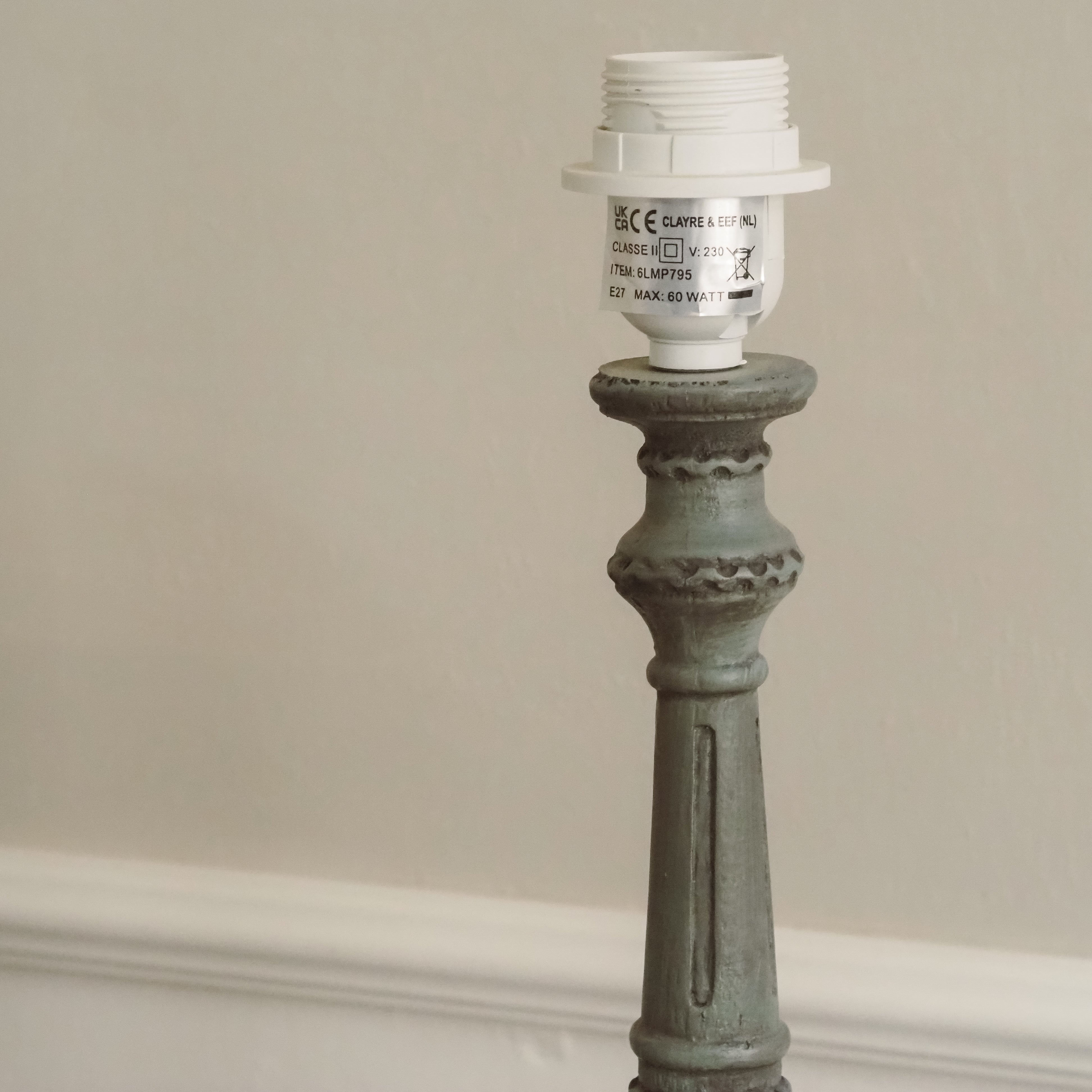 Tischlampe Fuß Graugrün · Klassizistischer Säulenfuß mit Tatzenfüßen und Patina-Finish