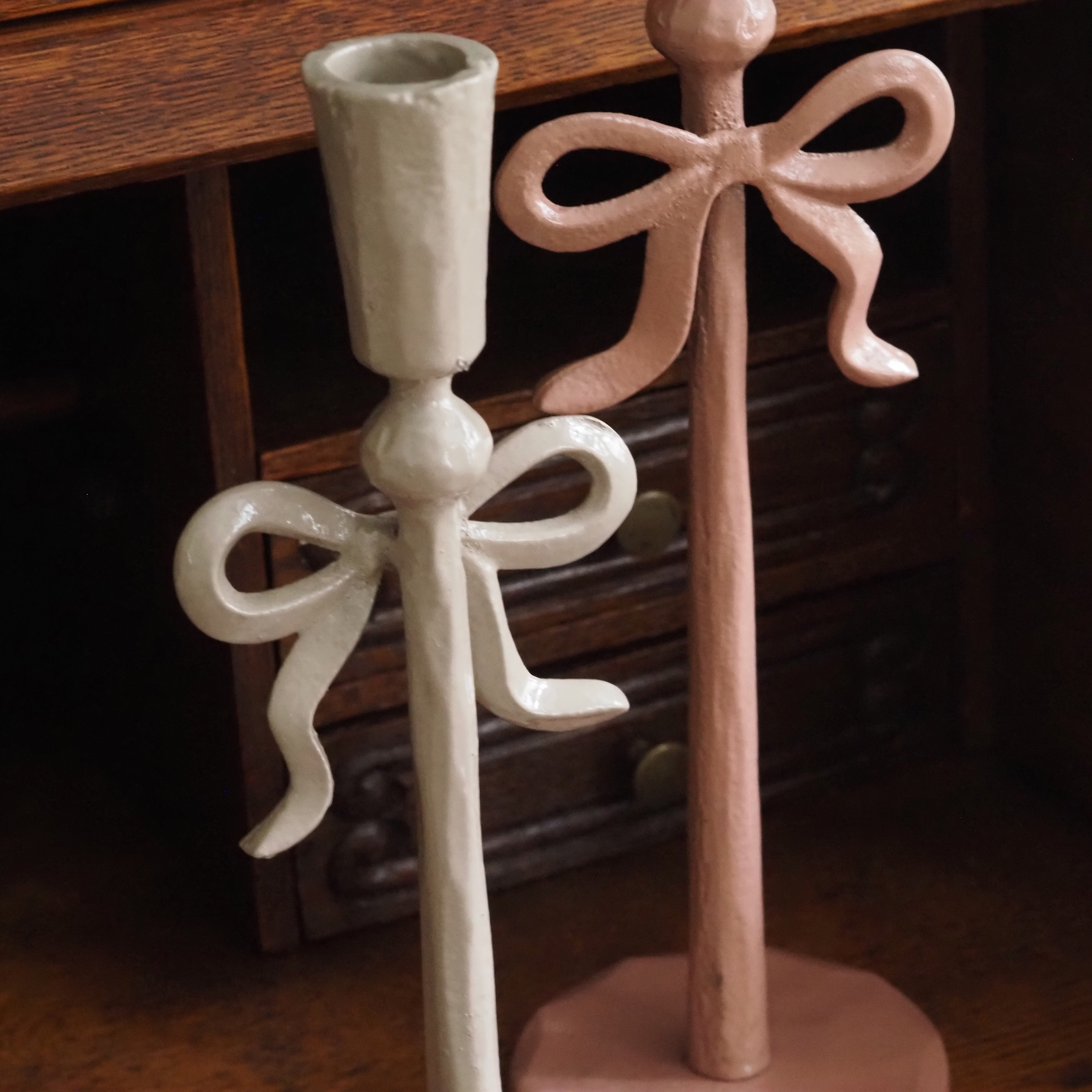 2er Set Metall-Kerzenhalter · Schleifenform in Rosa und Beige