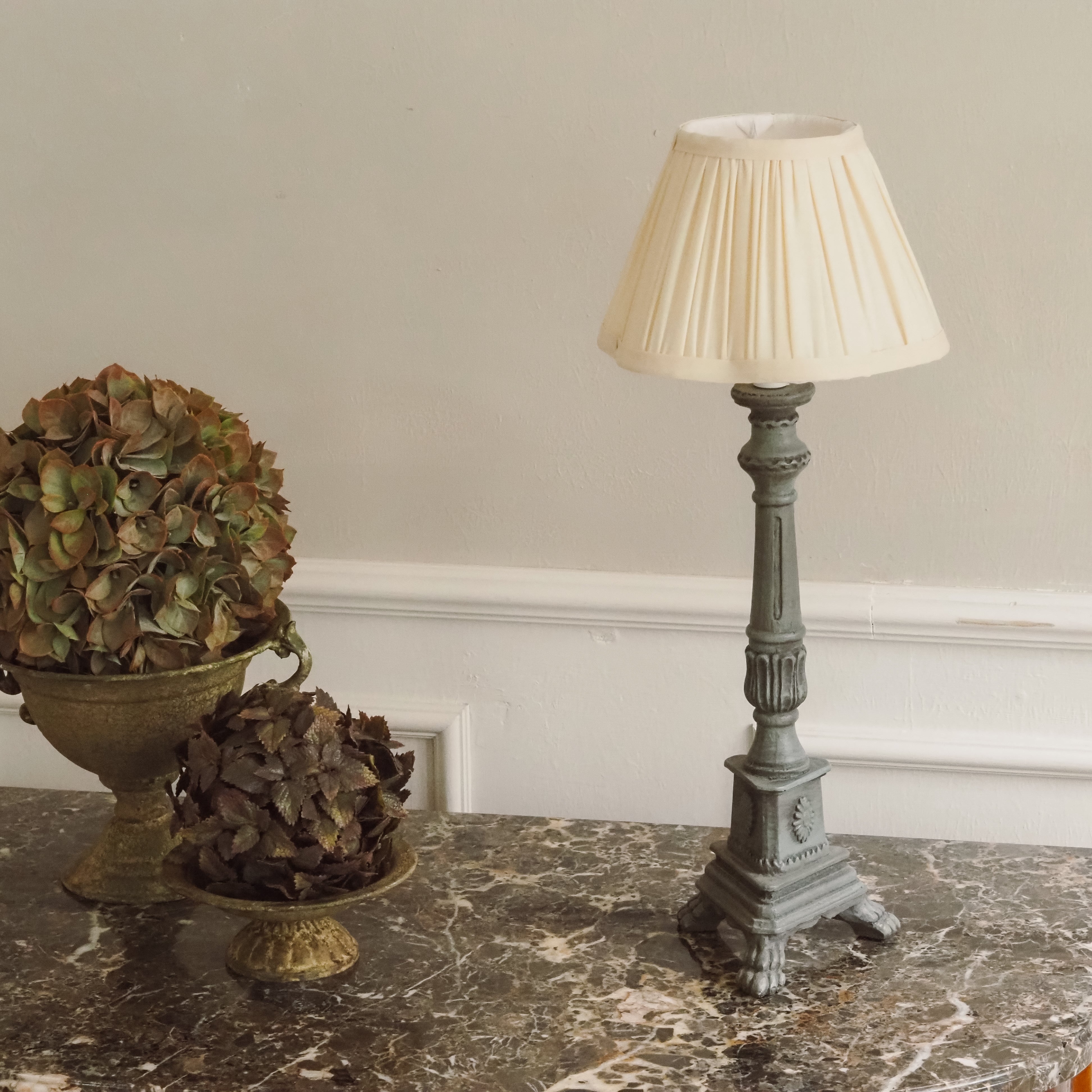 Tischlampe Fuß Graugrün · Klassizistischer Säulenfuß mit Tatzenfüßen und Patina-Finish