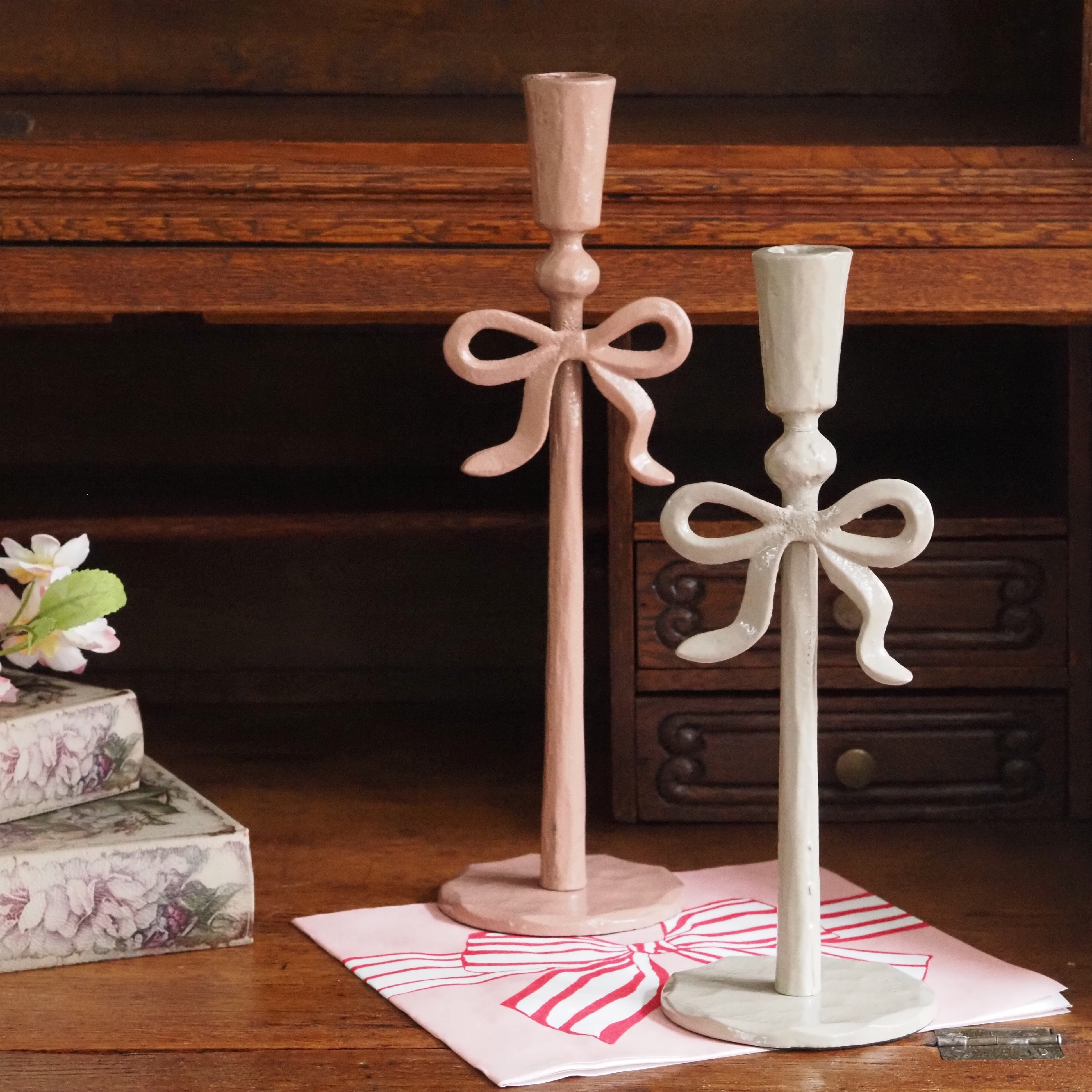 2er Set Metall-Kerzenhalter · Schleifenform in Rosa und Beige