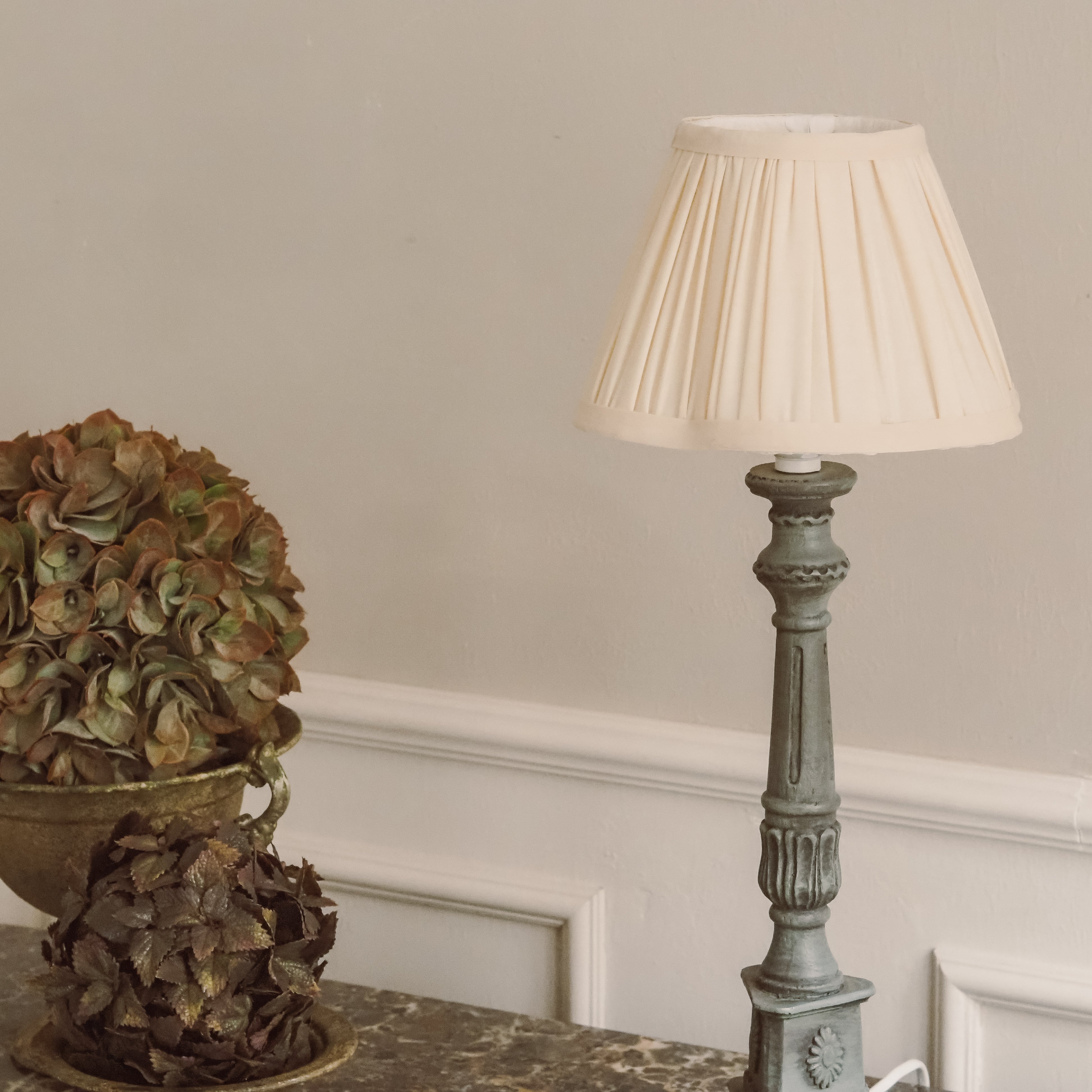 Tischlampe Fuß Graugrün · Klassizistischer Säulenfuß mit Tatzenfüßen und Patina-Finish