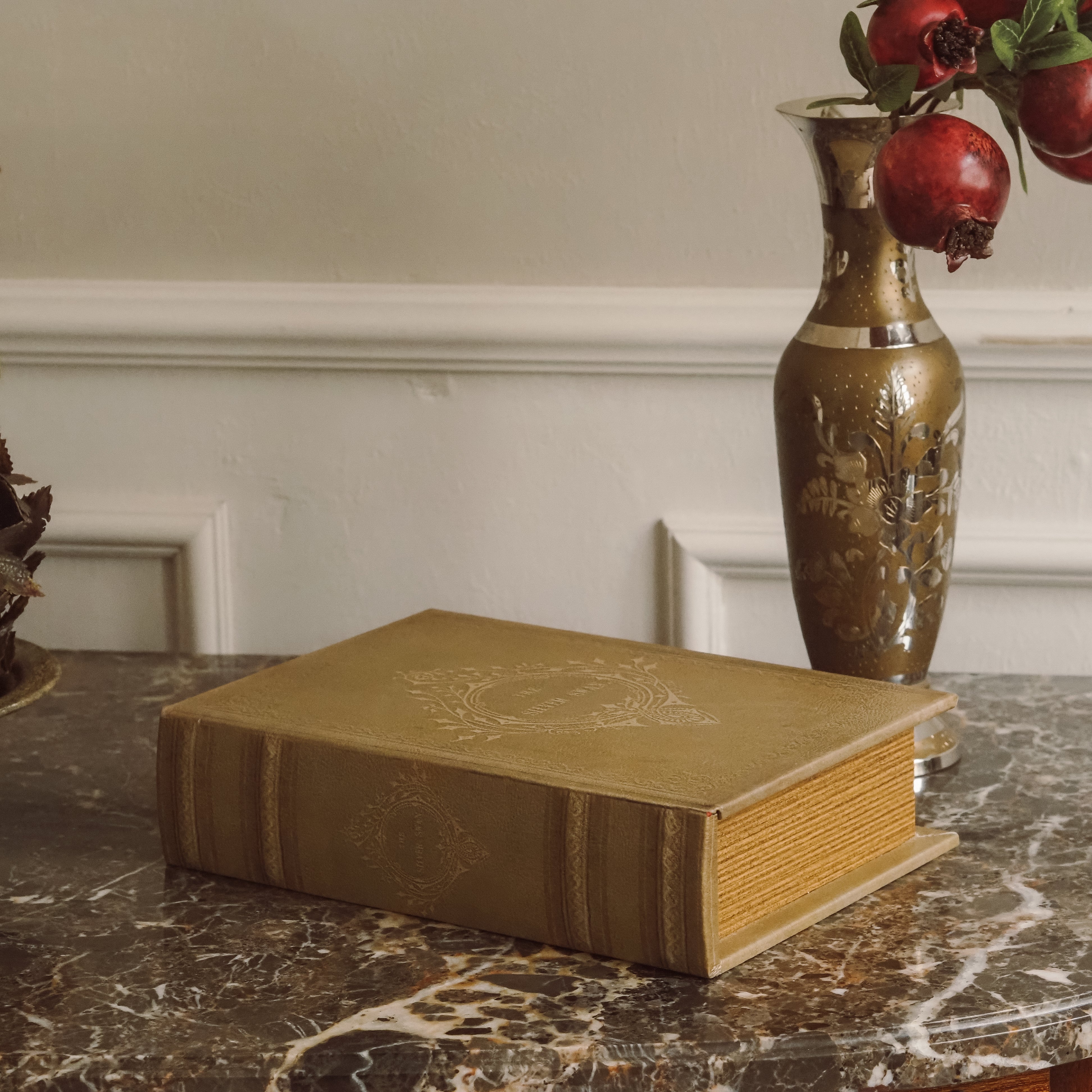Aufbewahrungsbuch Olivbeige · Geprägte Buchbox im Stil viktorianischer Prachteinbände