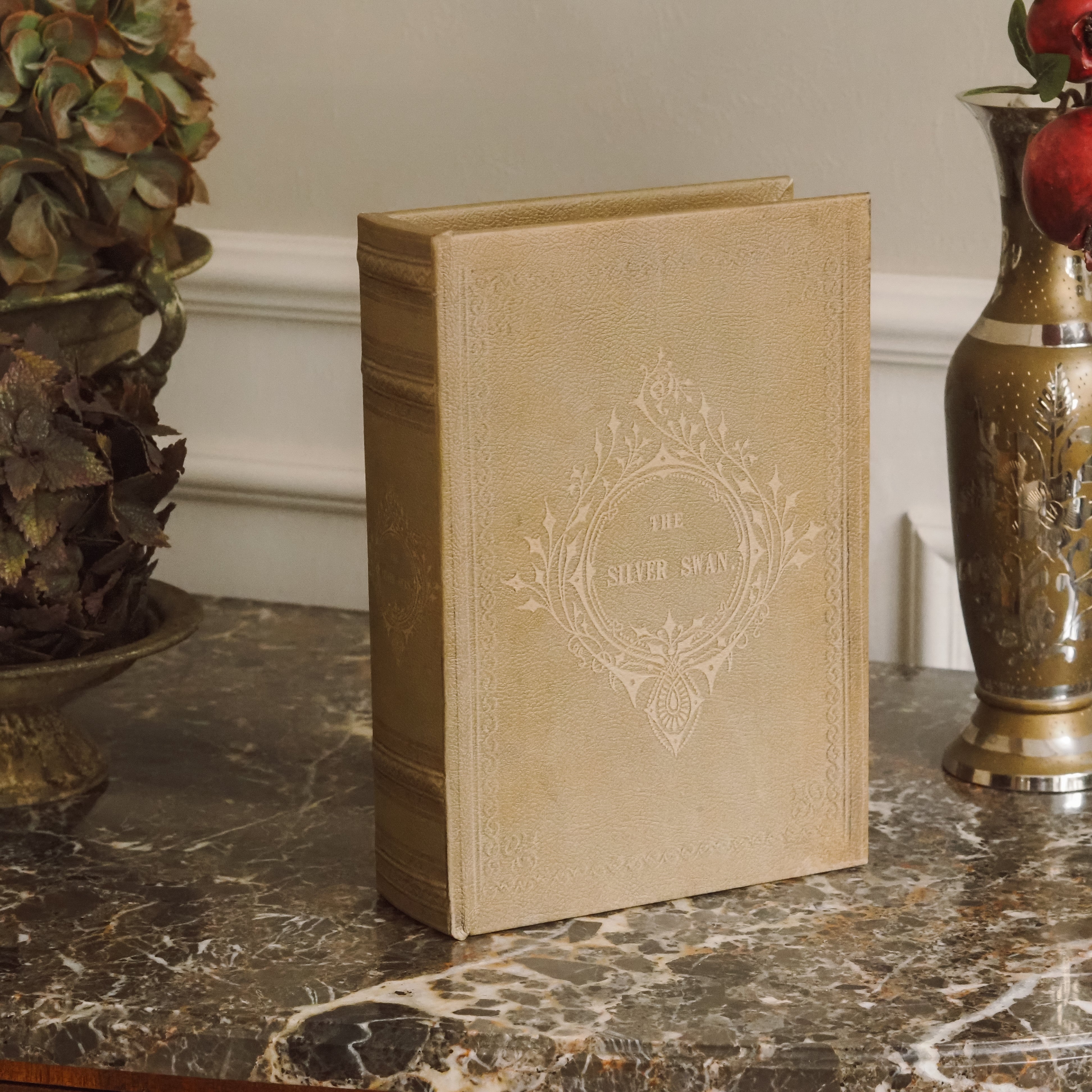 Aufbewahrungsbuch Olivbeige · Geprägte Buchbox im Stil viktorianischer Prachteinbände