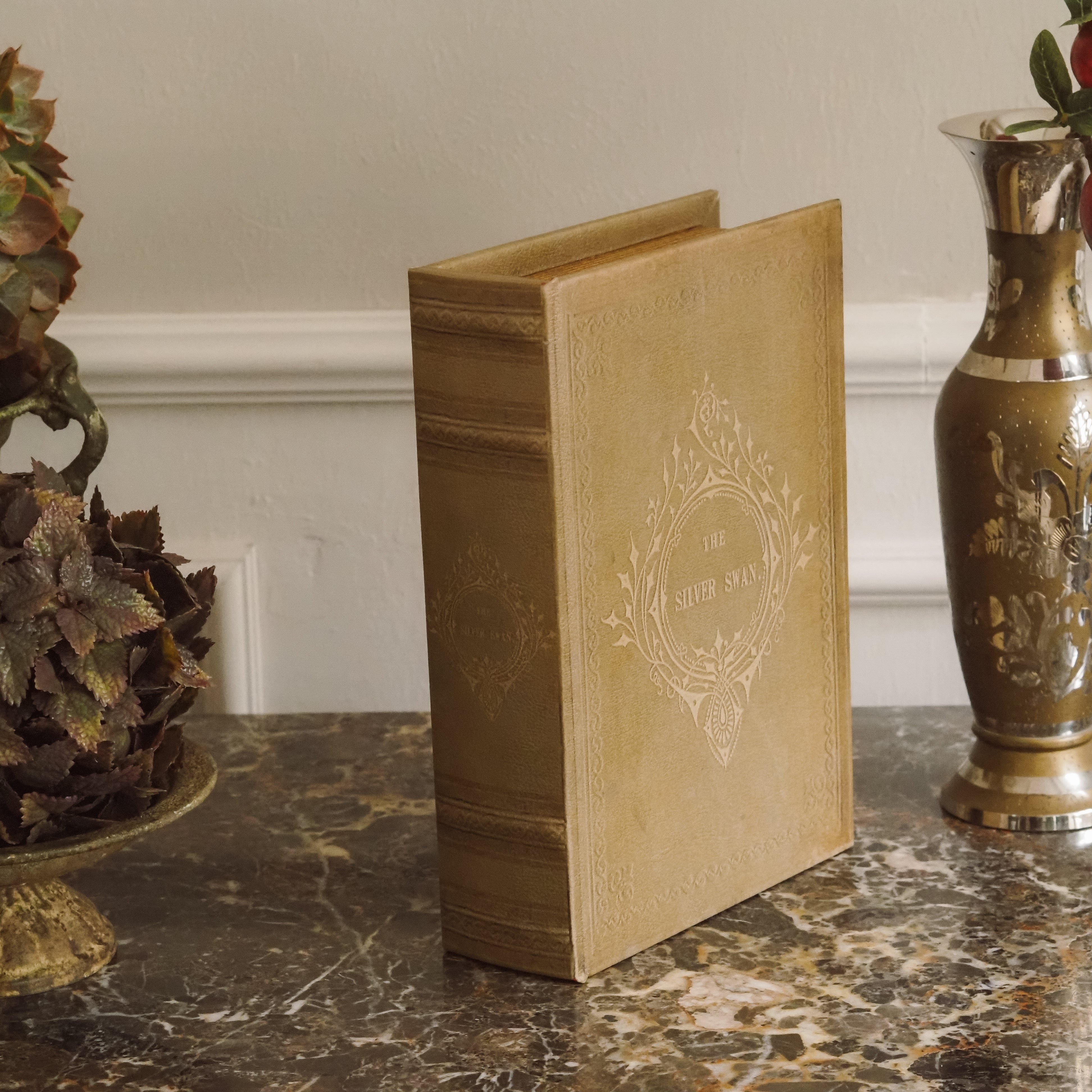 Aufbewahrungsbuch Olivbeige · Geprägte Buchbox im Stil viktorianischer Prachteinbände