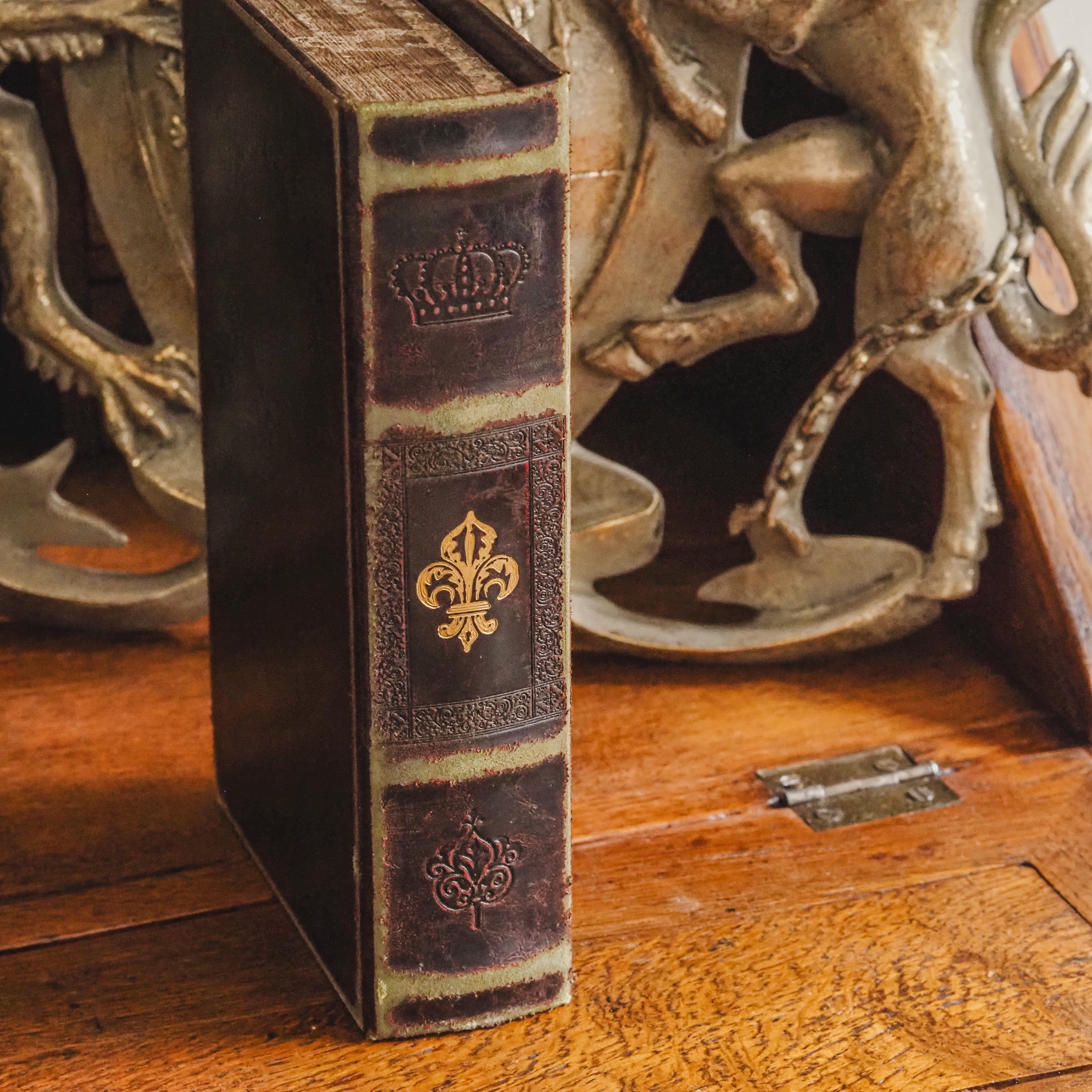 Historisches Dekobuch WAPPEN / KRONE · Braune Lederbindung mit Goldapplikation und grüner Patina
