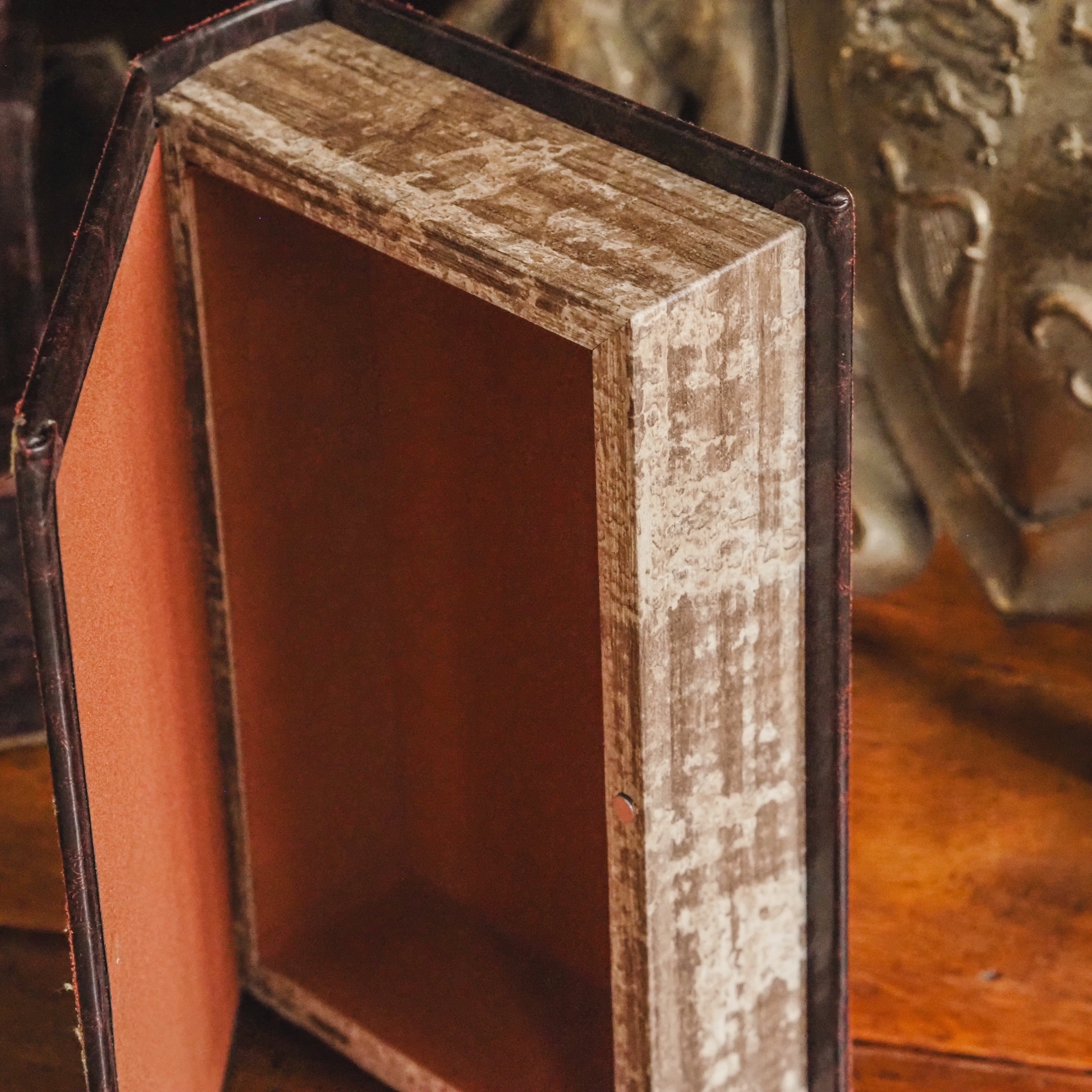 Historisches Dekobuch WAPPEN / KRONE · Braune Lederbindung mit Goldapplikation und grüner Patina