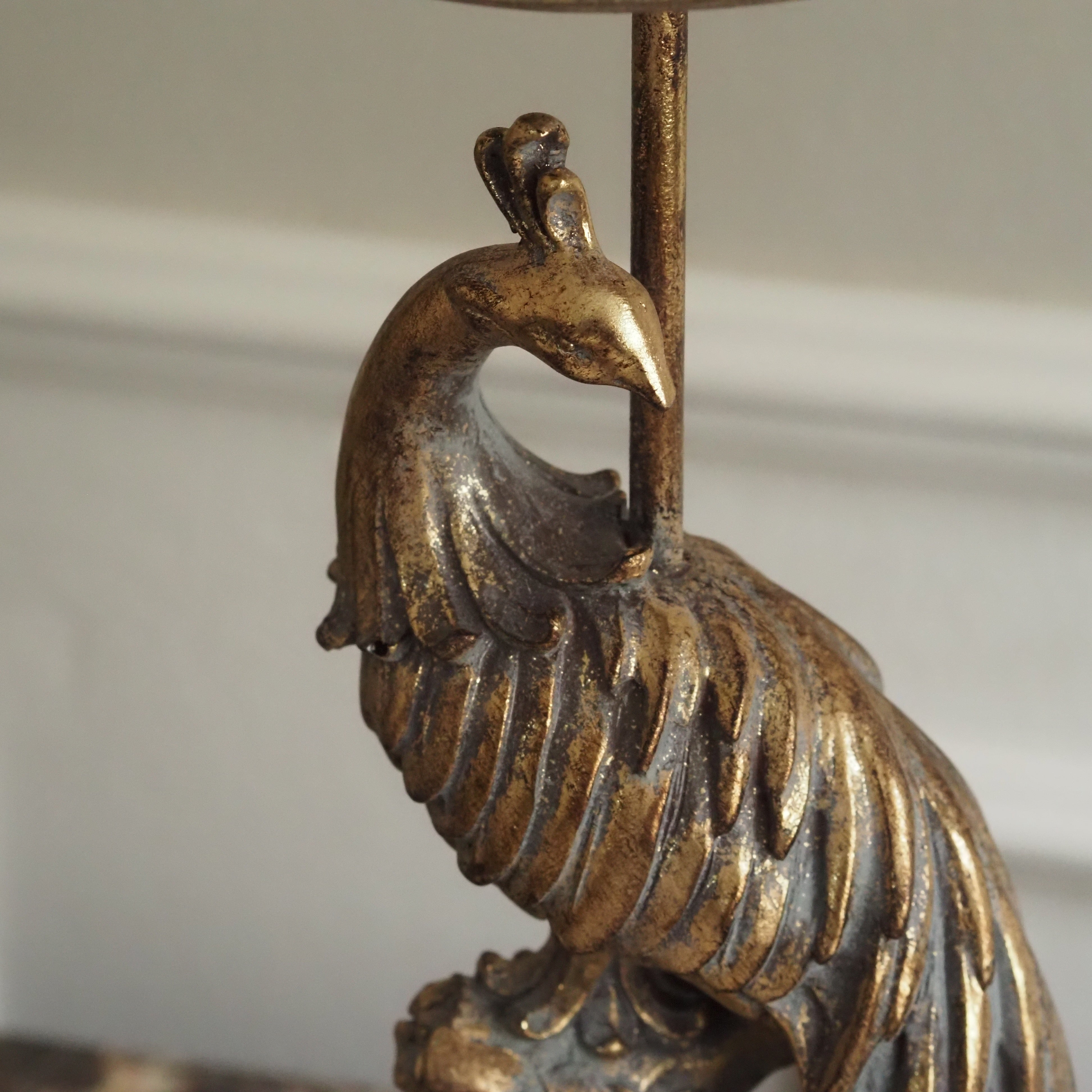 Kerzenständer Pfau · Figürlicher Antikgold-Kerzenhalter in Historismus-Formensprache