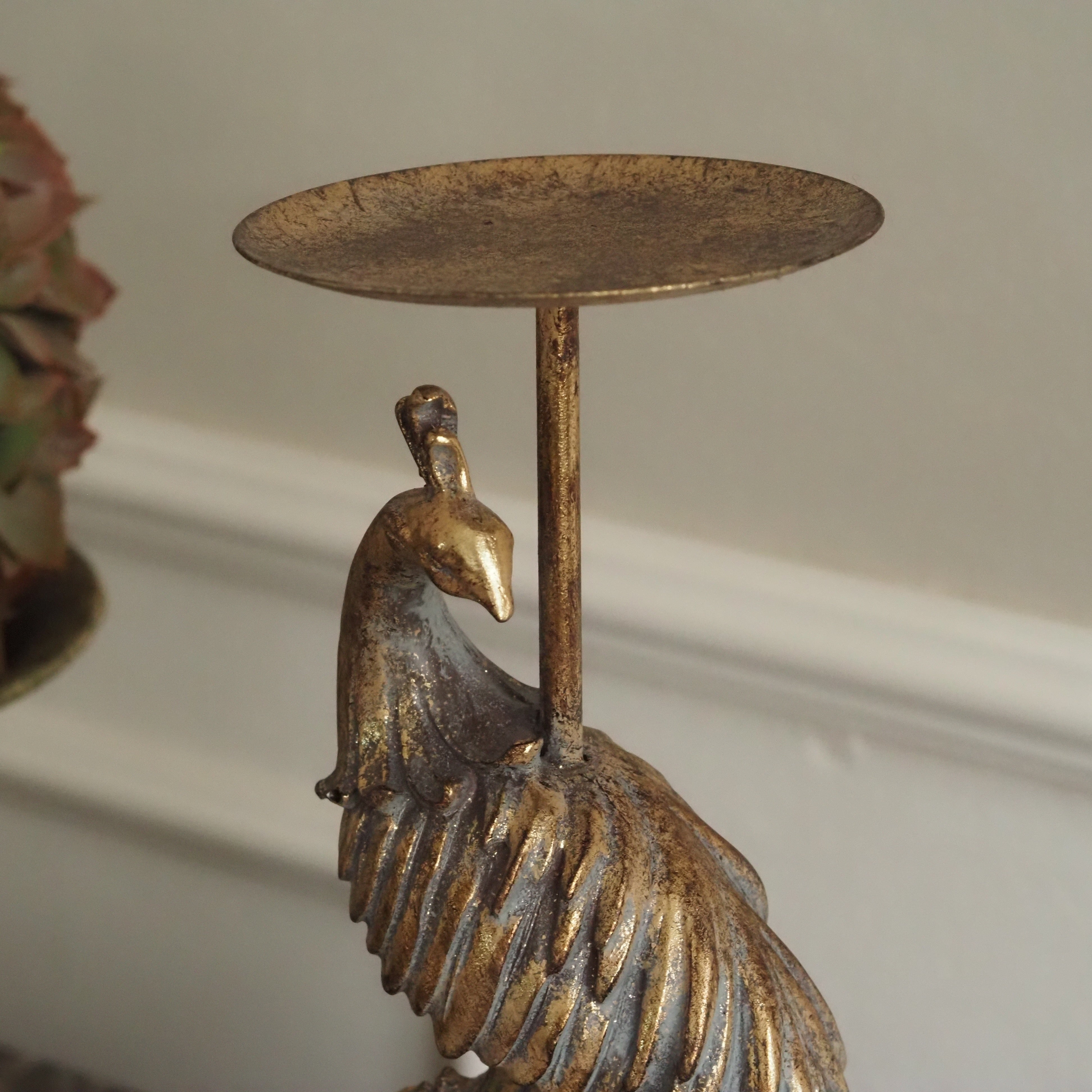 Kerzenständer Pfau · Figürlicher Antikgold-Kerzenhalter in Historismus-Formensprache