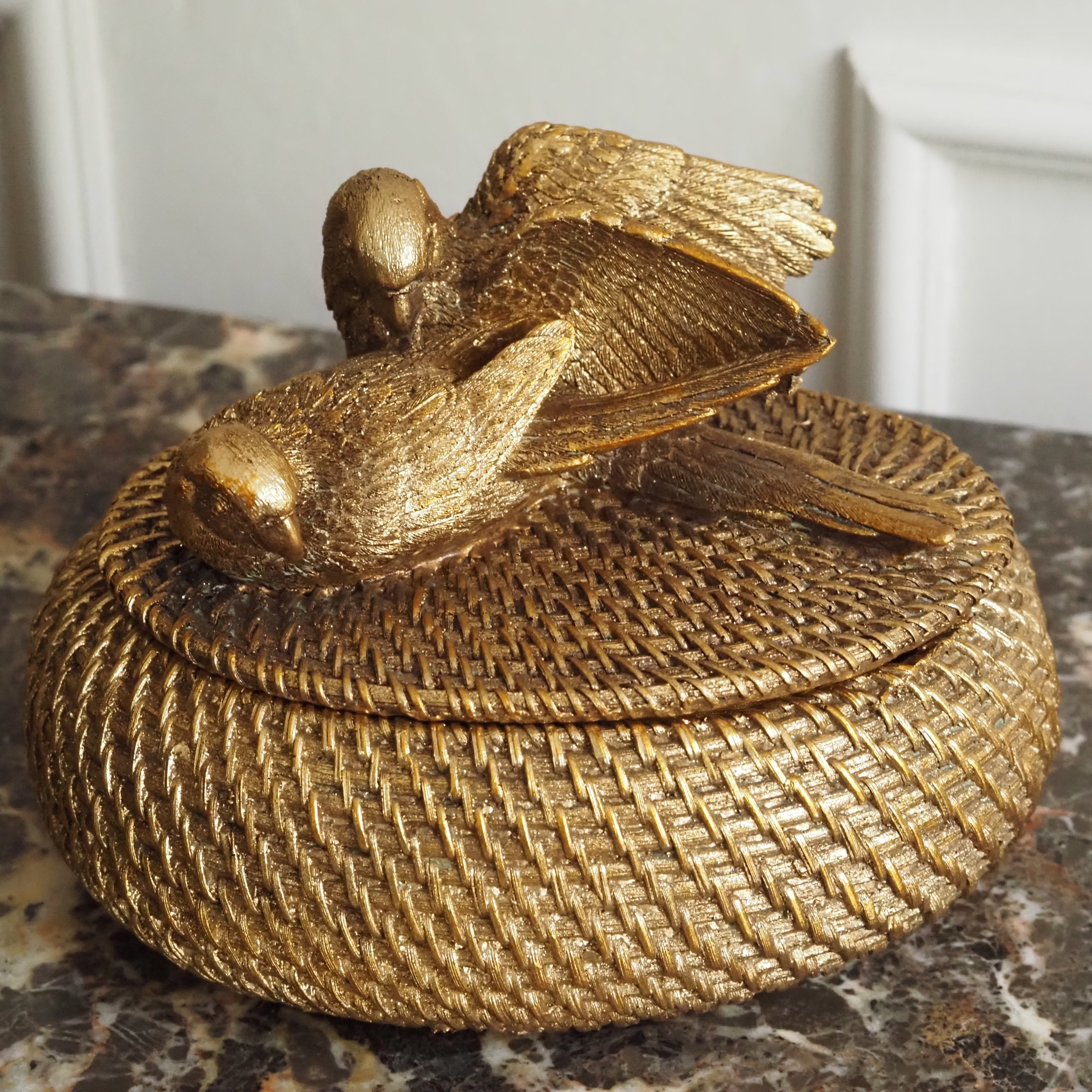 Aufbewahrungsdose mit Deckel · Vergoldet · Zwei Vögel auf geflochtenem Nestmotiv · Kunstharz