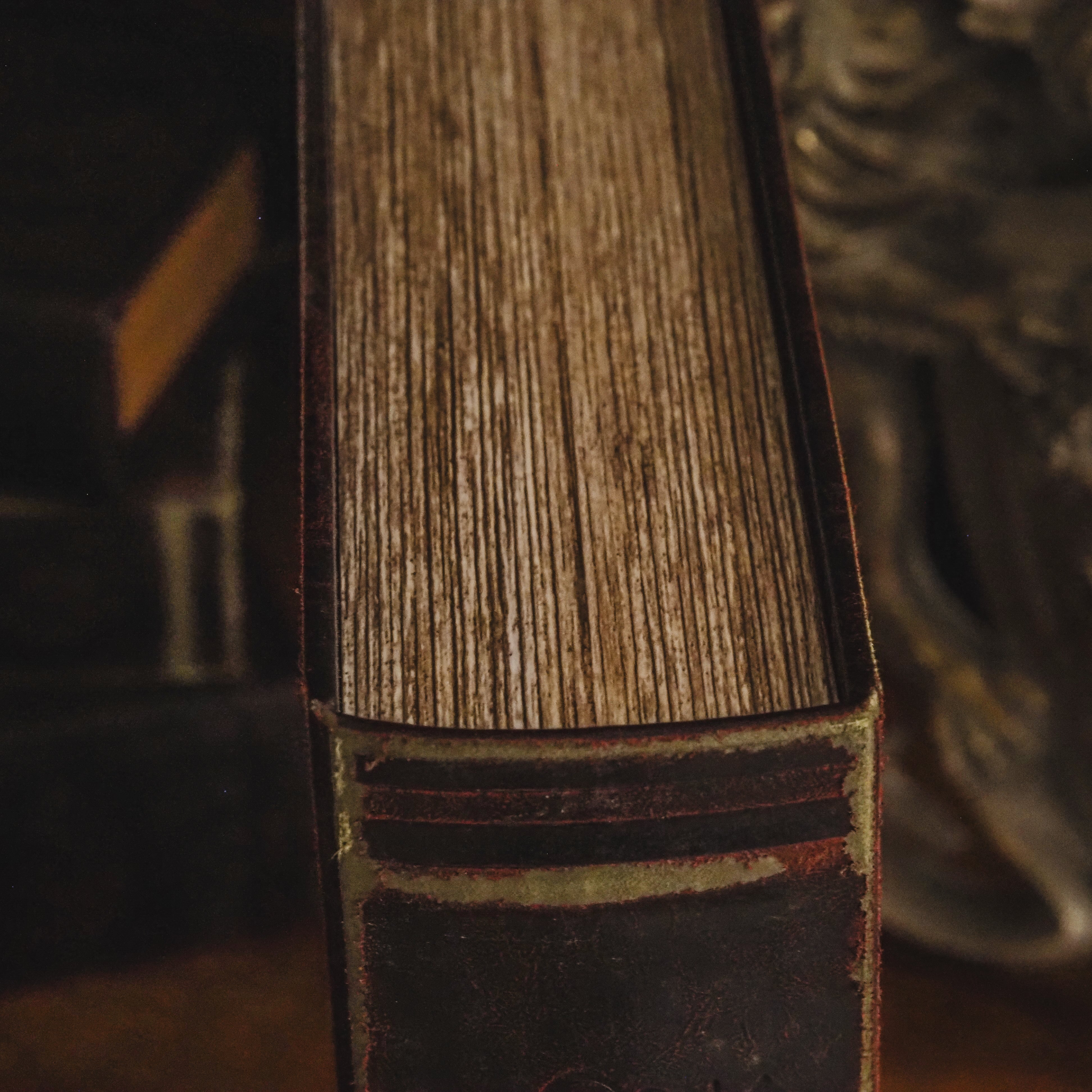 Buchbox Bordeaux · Reliefgeprägter Einband in Lederoptik, Historismus
