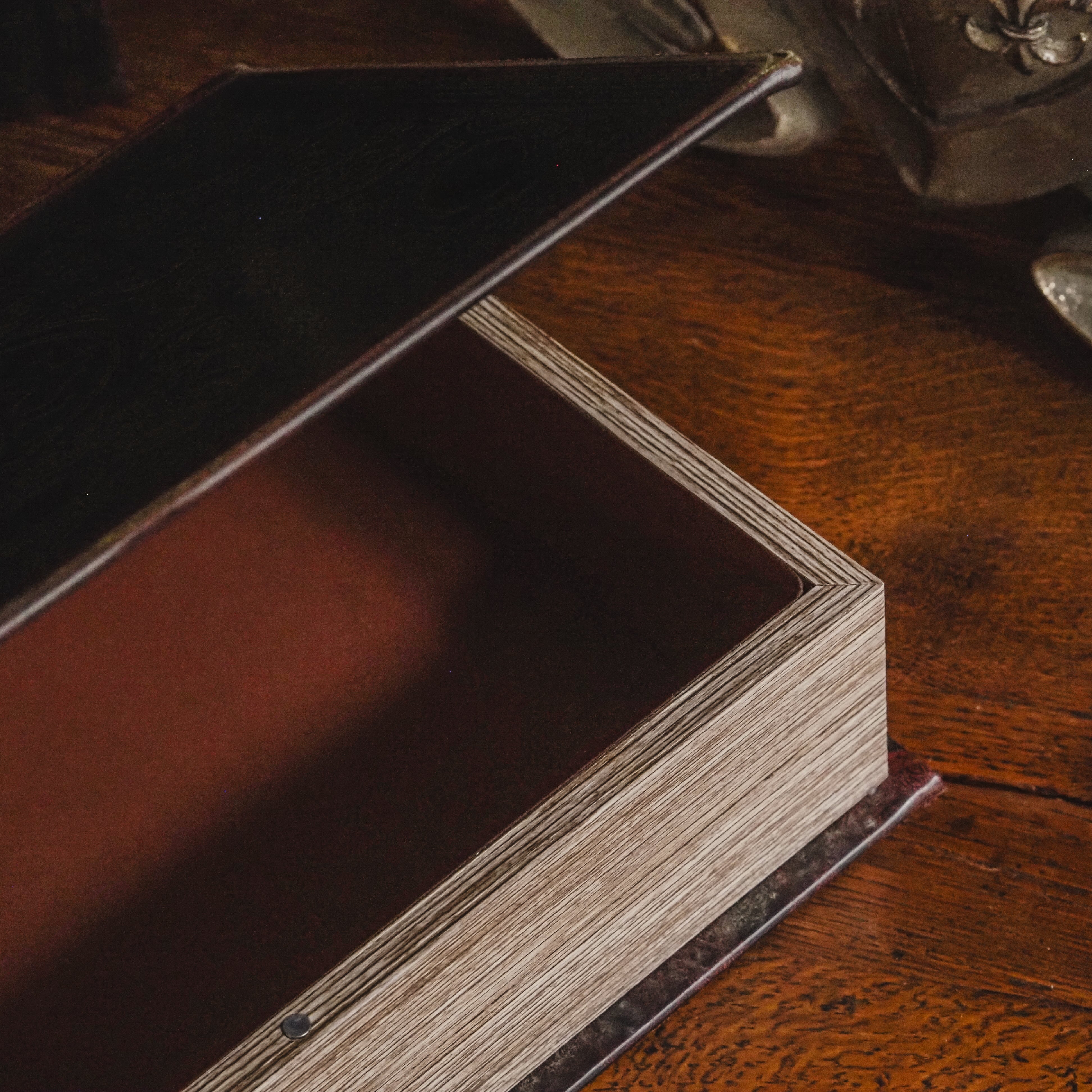 Buchbox Bordeaux · Reliefgeprägter Einband in Lederoptik, Historismus