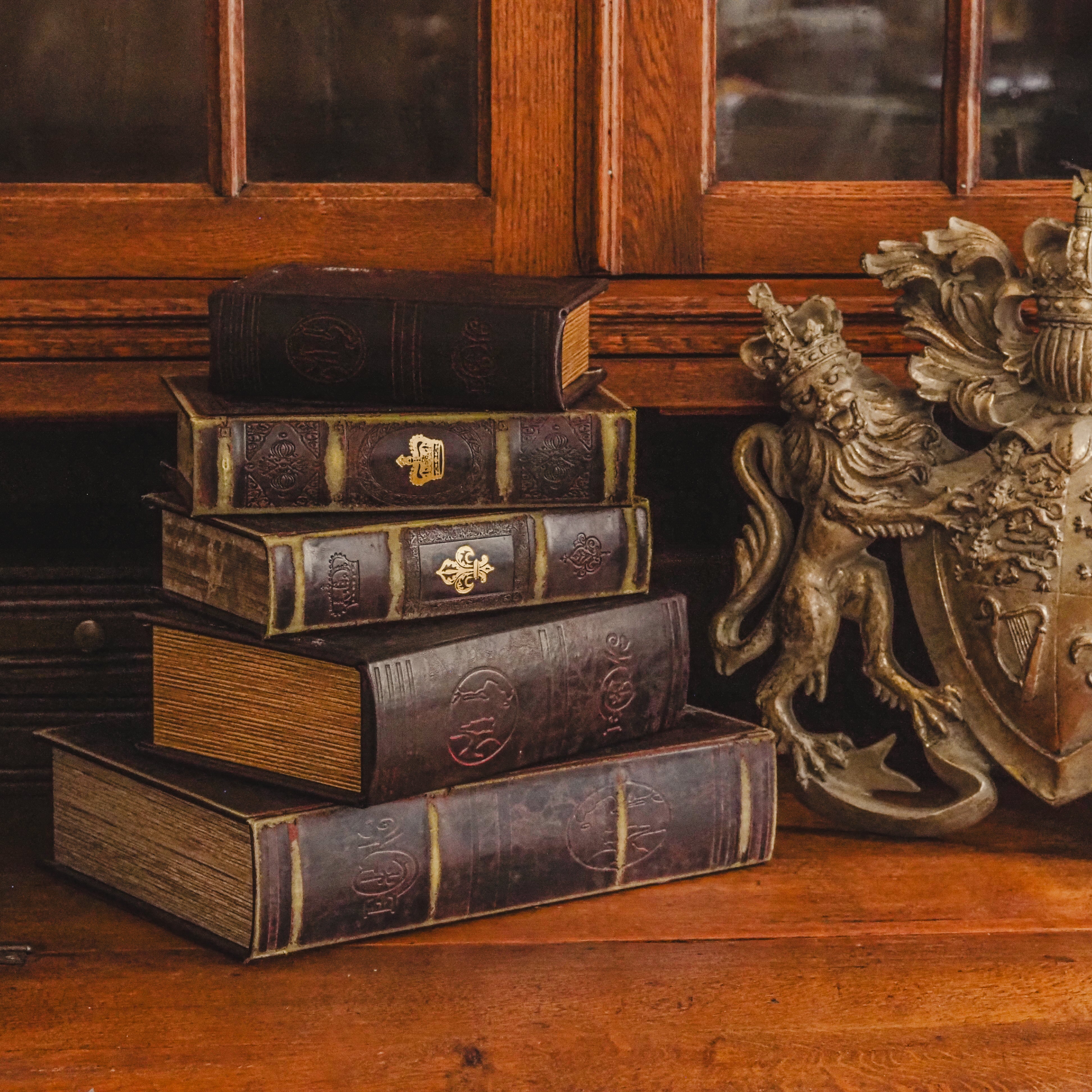 Historisches Dekobuch WAPPEN / KRONE · Braune Lederbindung mit Goldapplikation und grüner Patina