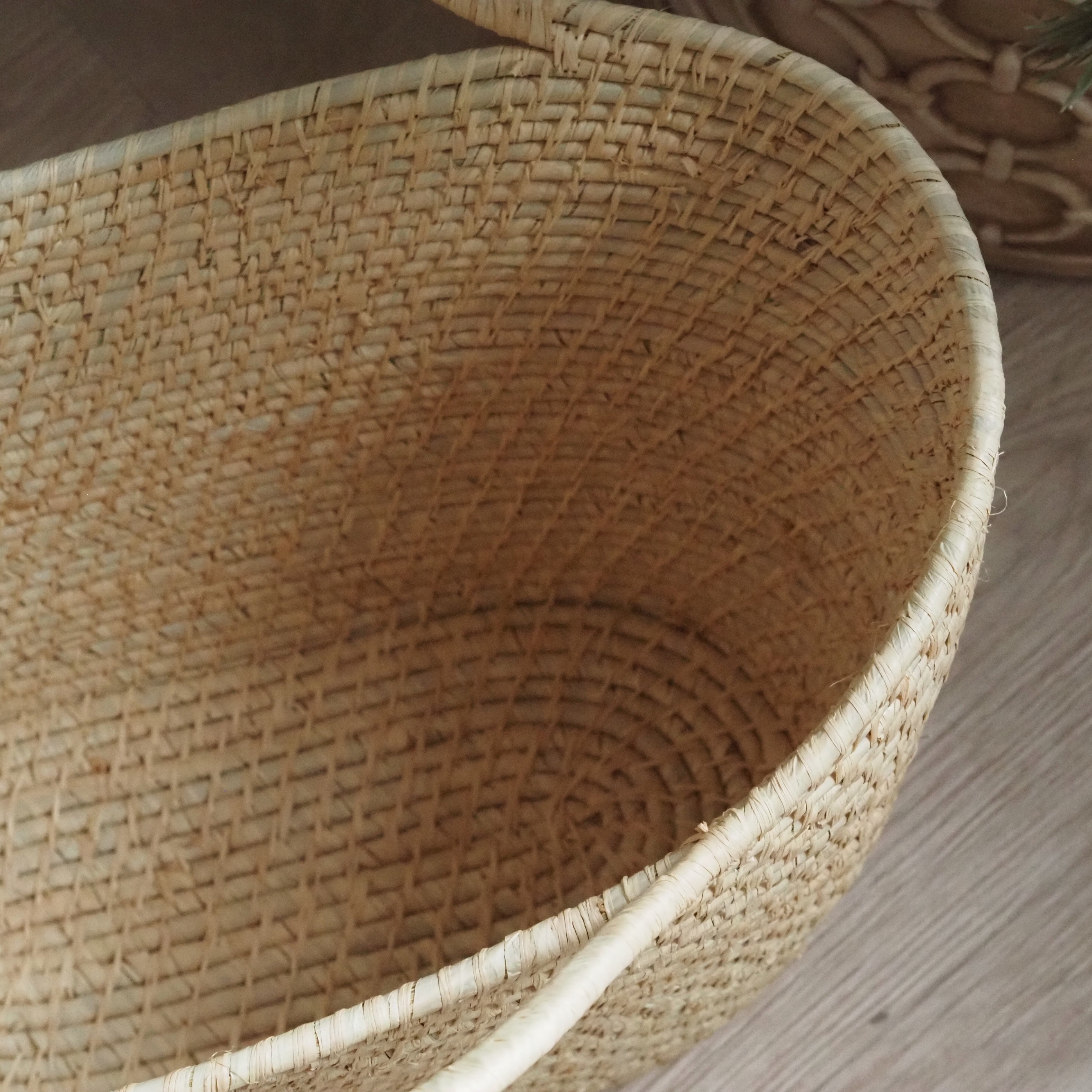 Flechtkorb Sandbeige · Ovaler Tragkorb mit Doppelgriff in Naturmaterial-Optik