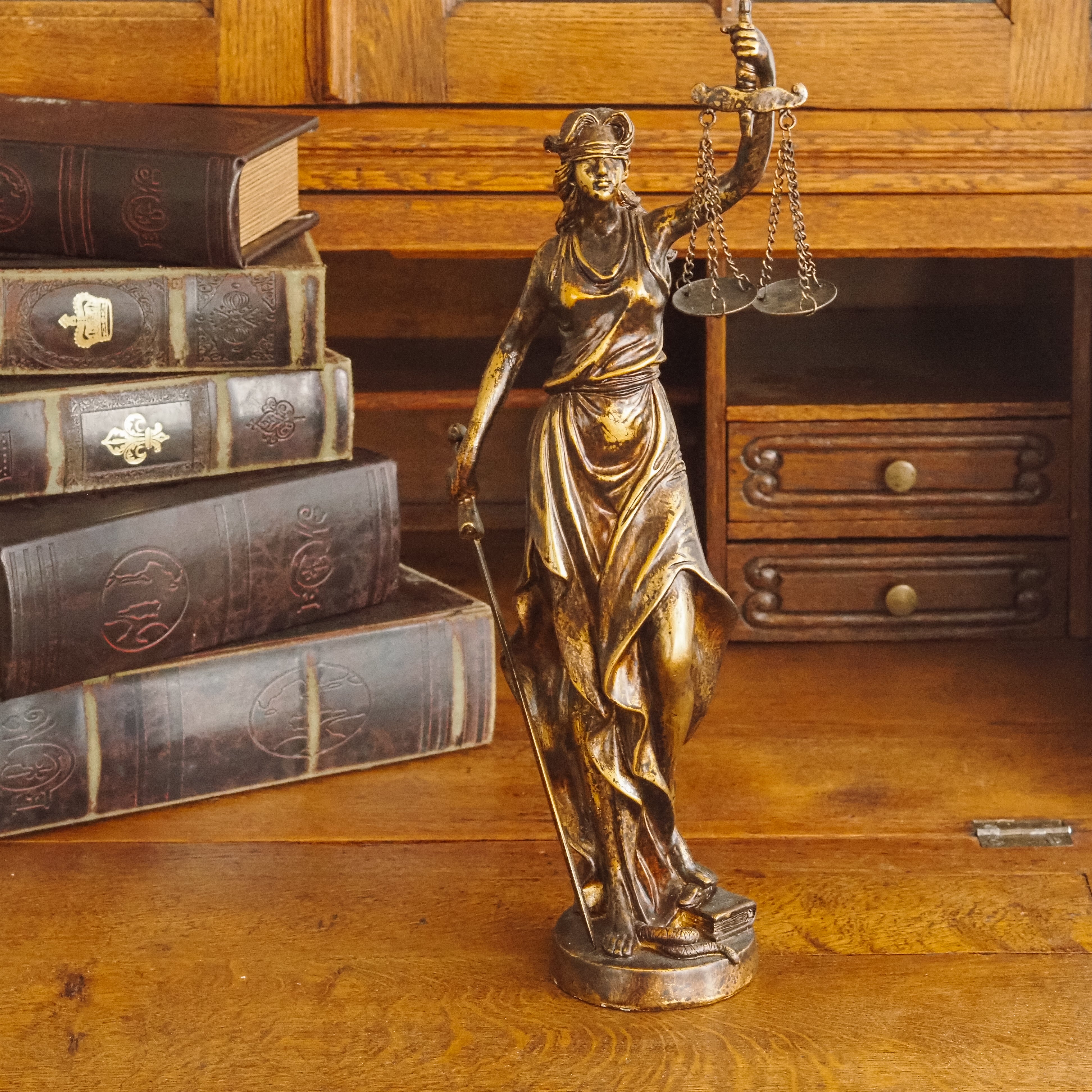Justitia Figur · historisierende Skulptur mit Waage