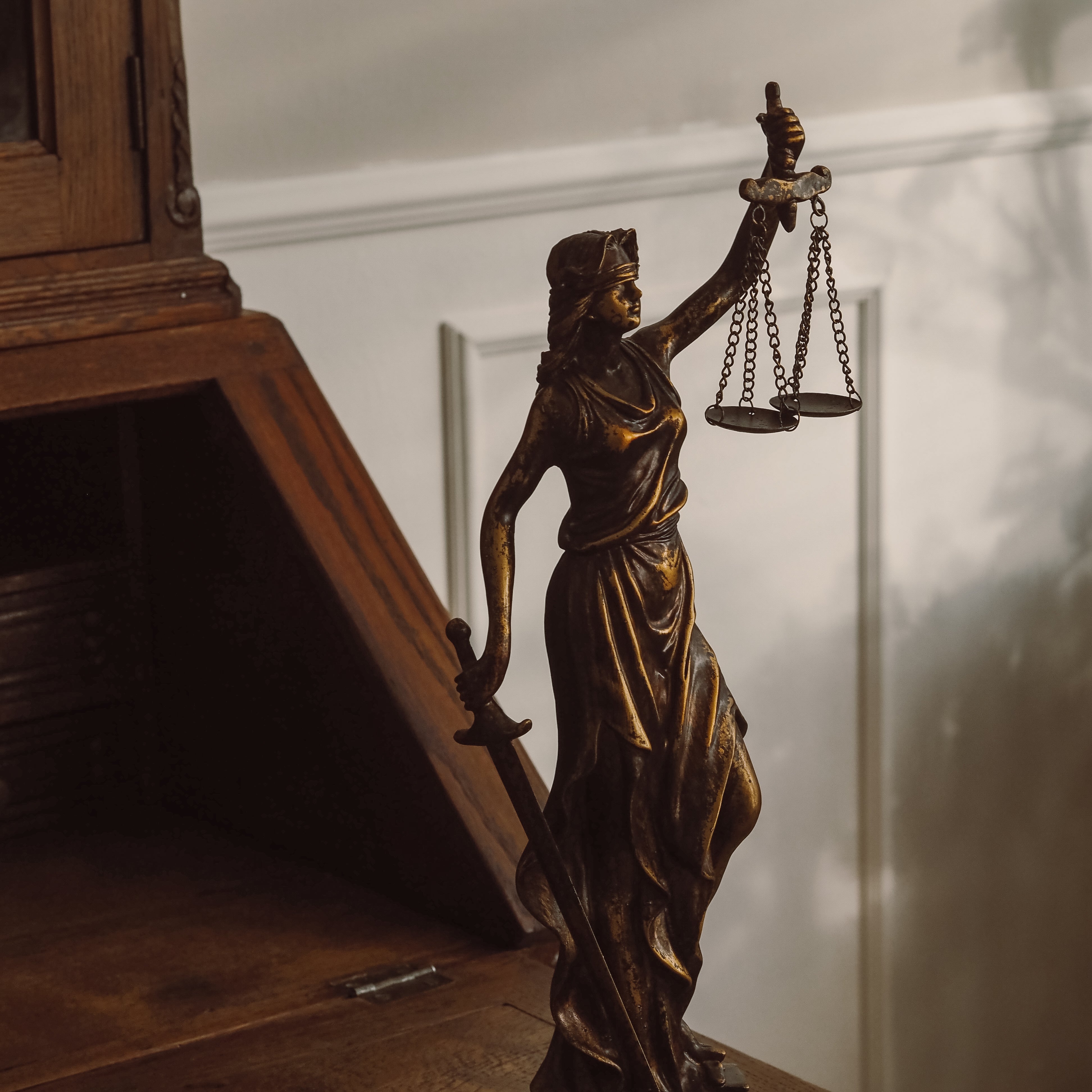 Justitia Figur · historisierende Skulptur mit Waage