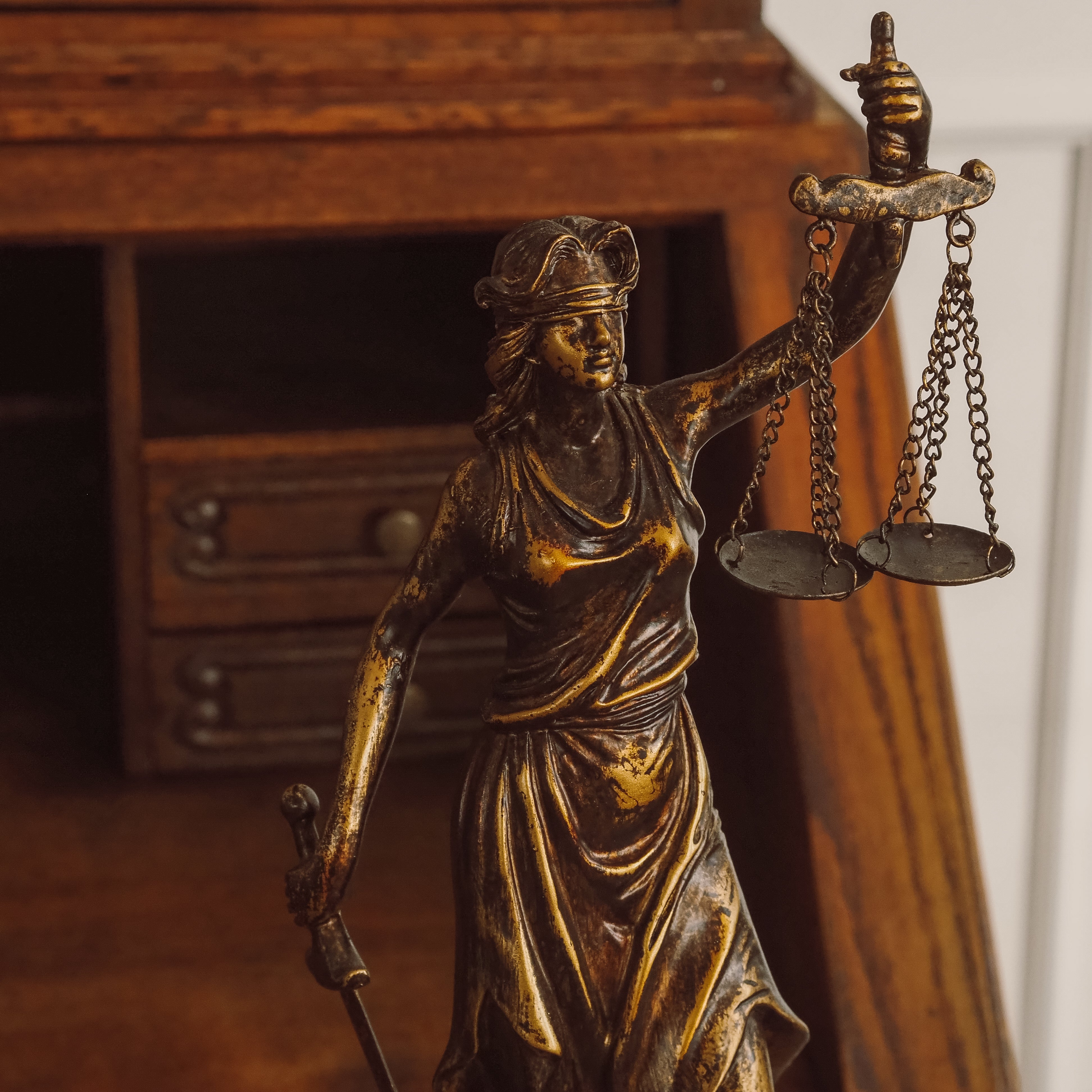 Justitia Figur · historisierende Skulptur mit Waage