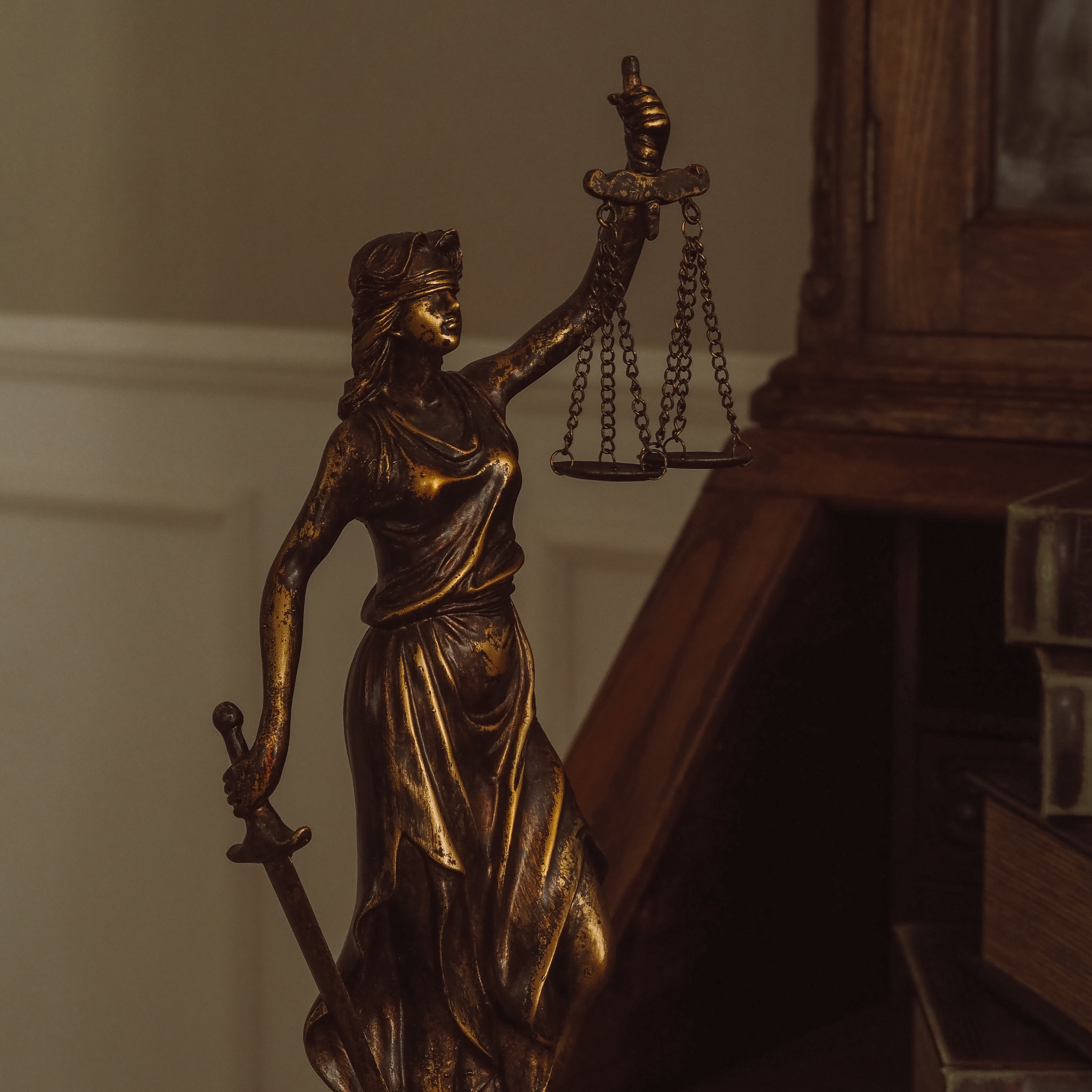 Justitia Figur · historisierende Skulptur mit Waage