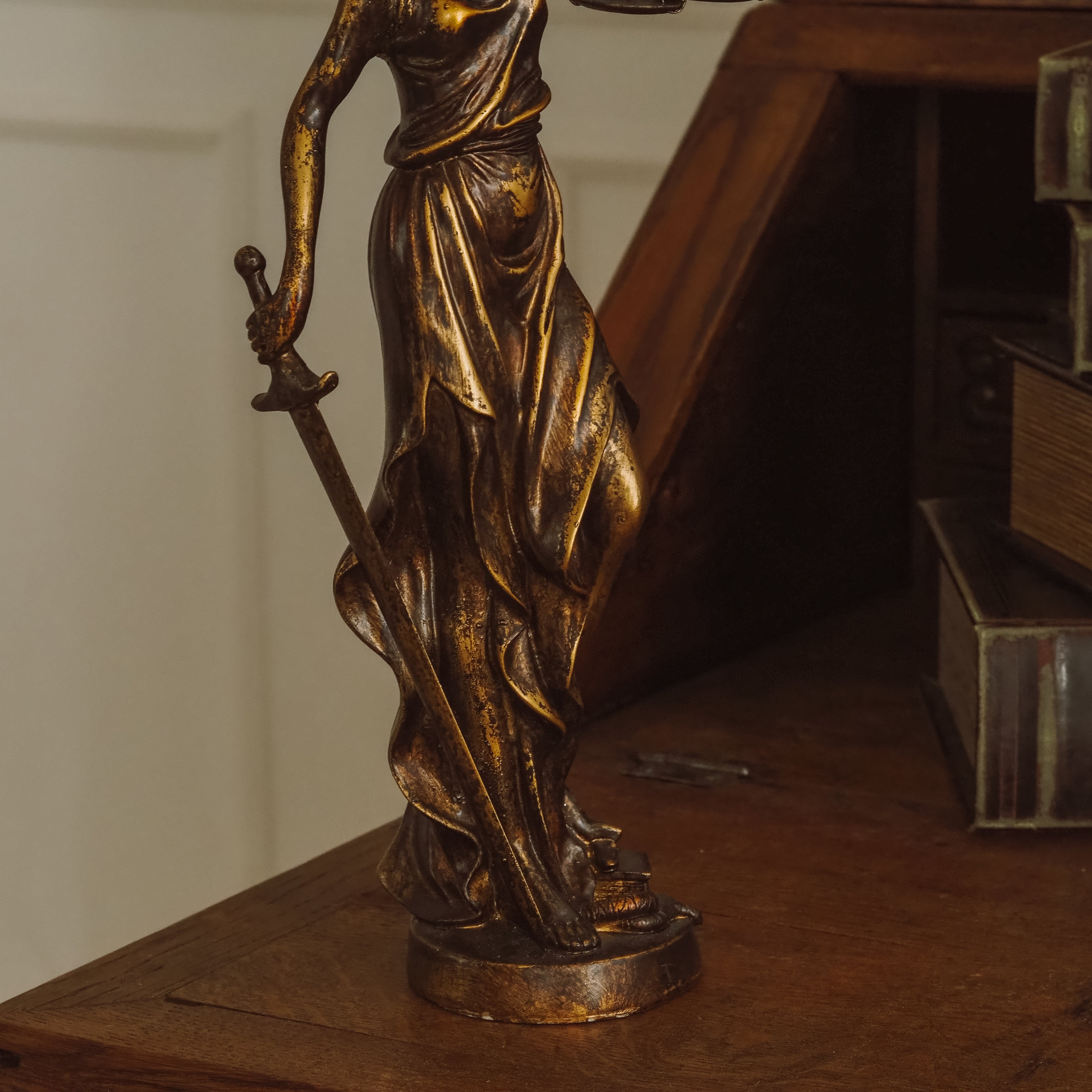 Justitia Figur · historisierende Skulptur mit Waage