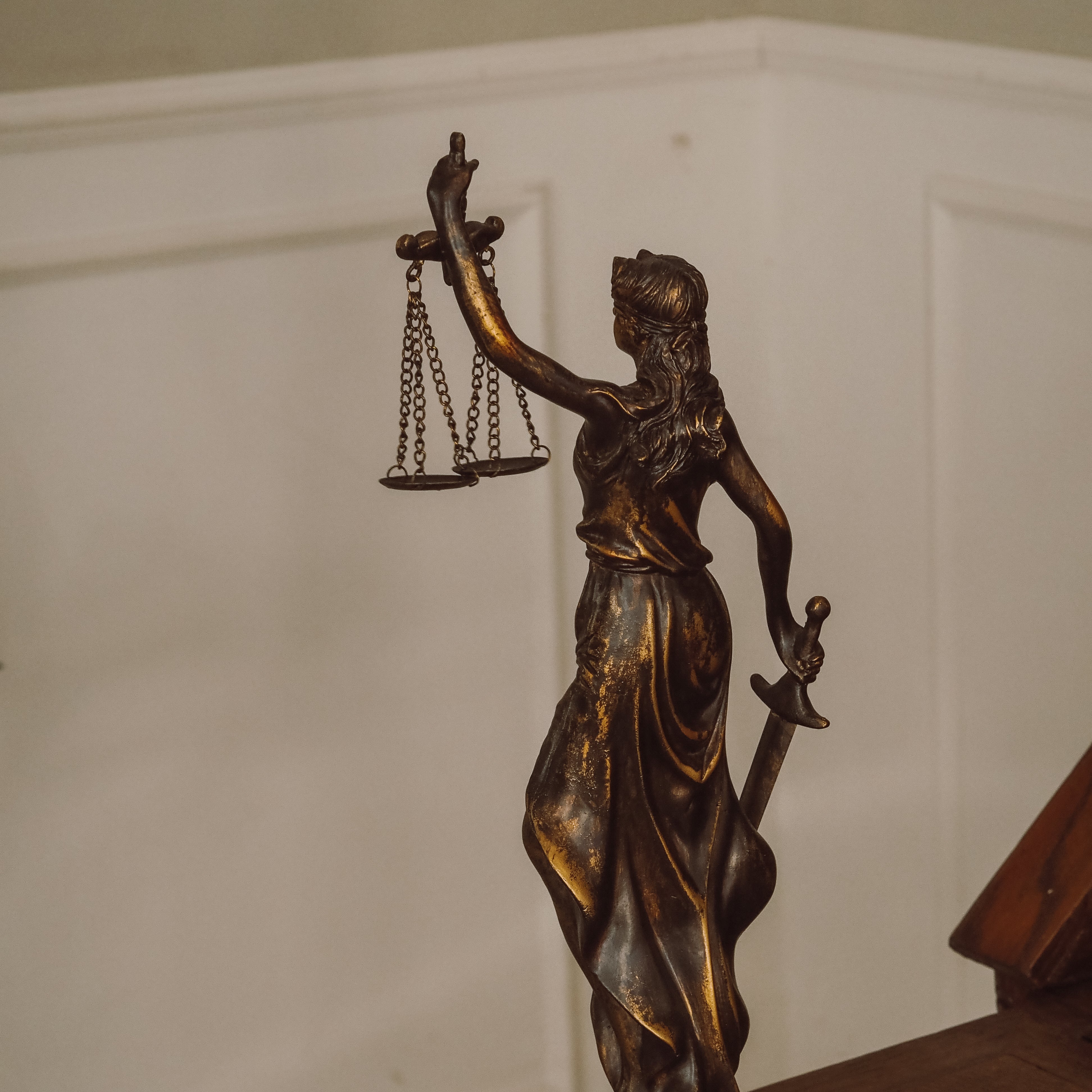 Justitia Figur · historisierende Skulptur mit Waage
