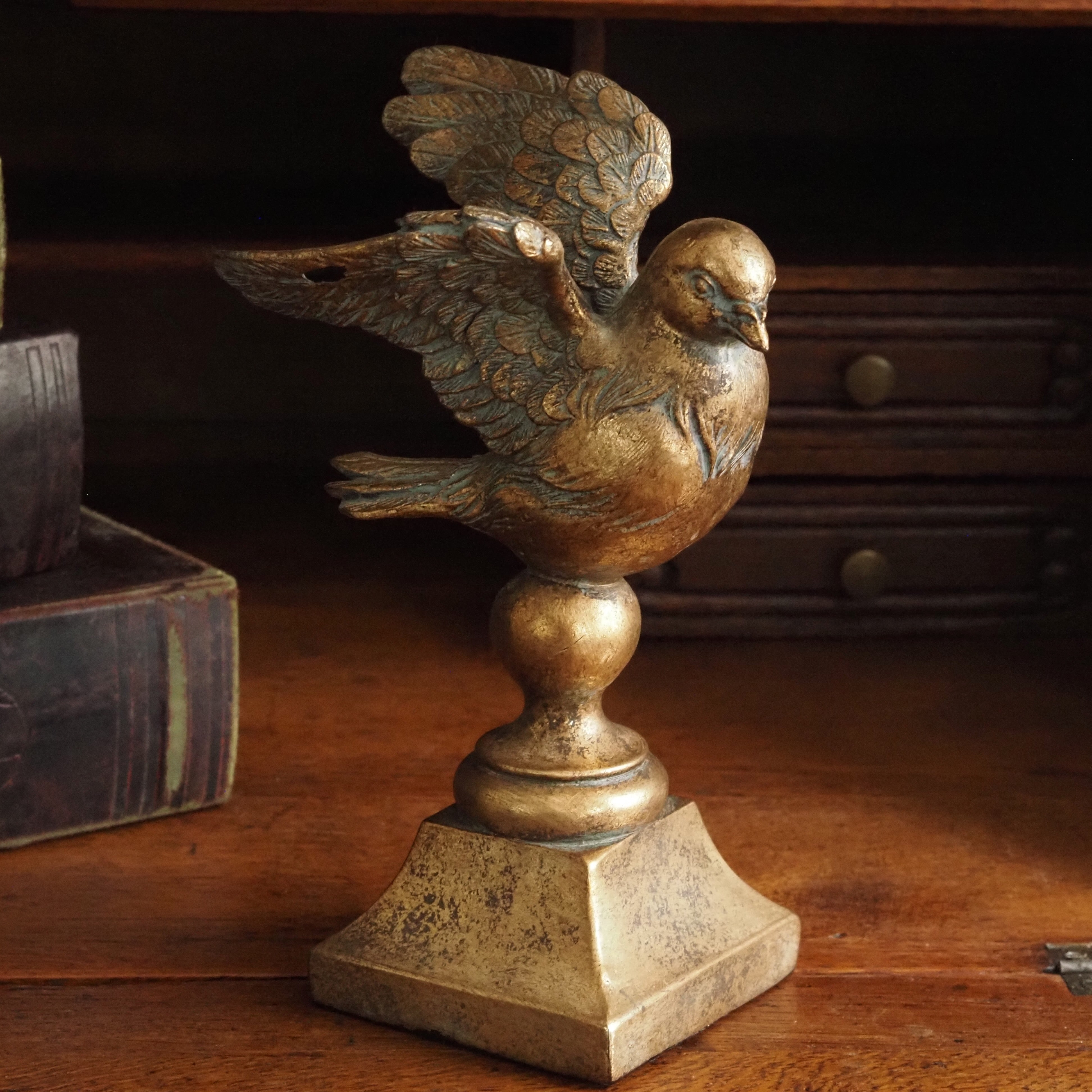 Vogelfigur auf Sockel · historisierende Dekoration in Antikoptik