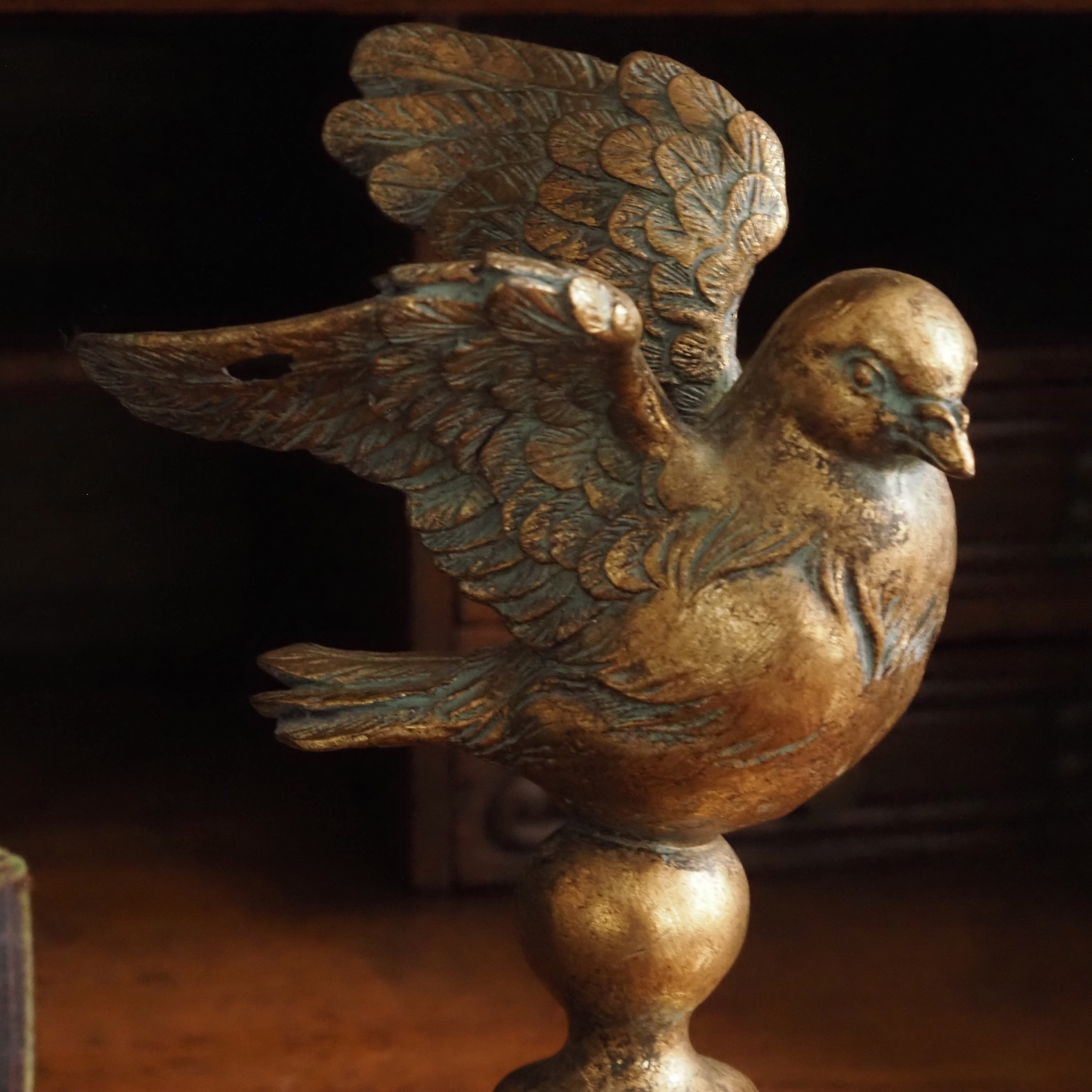Vogelfigur auf Sockel · historisierende Dekoration in Antikoptik