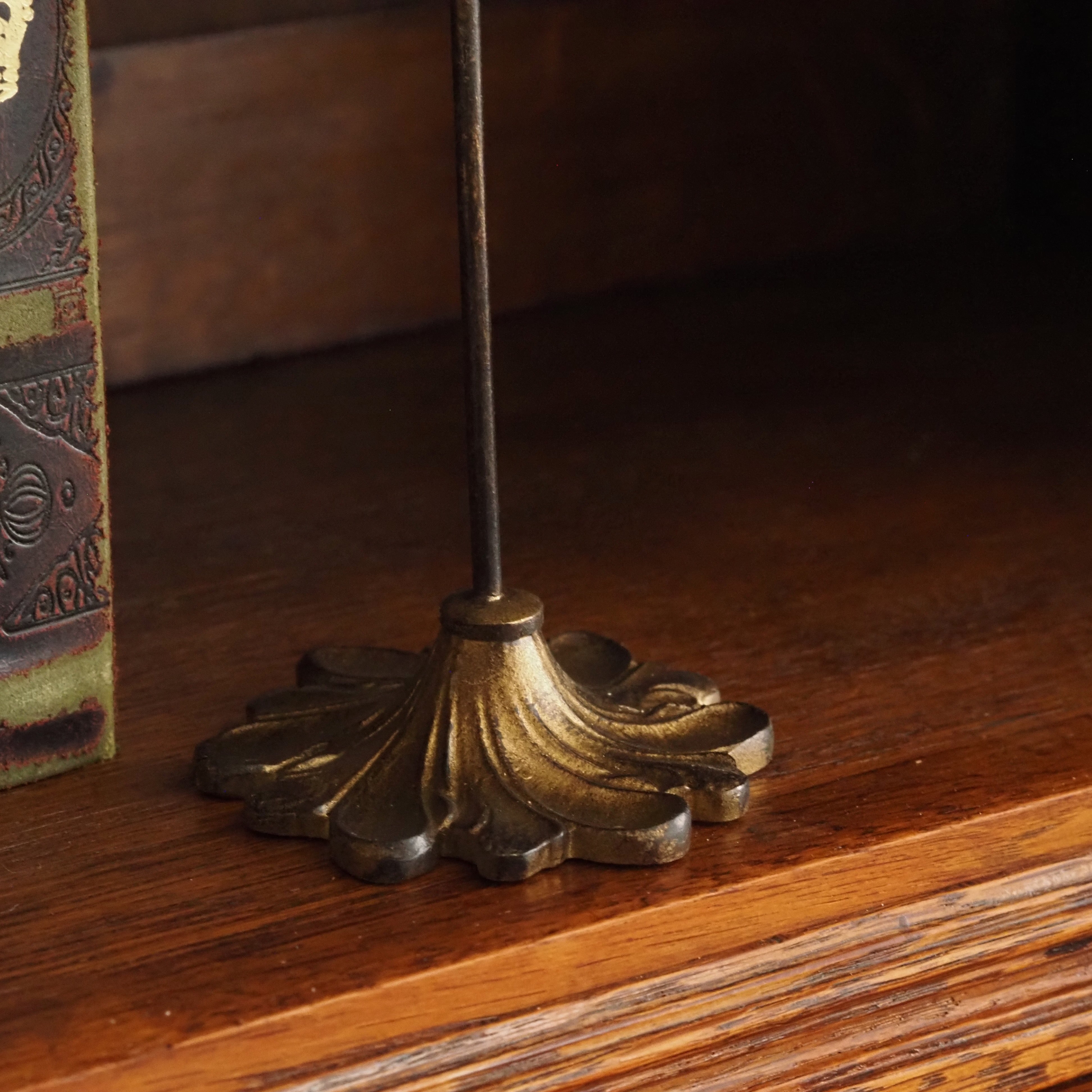 Dekoratives Herzornament auf Standfuß · historisierende Form