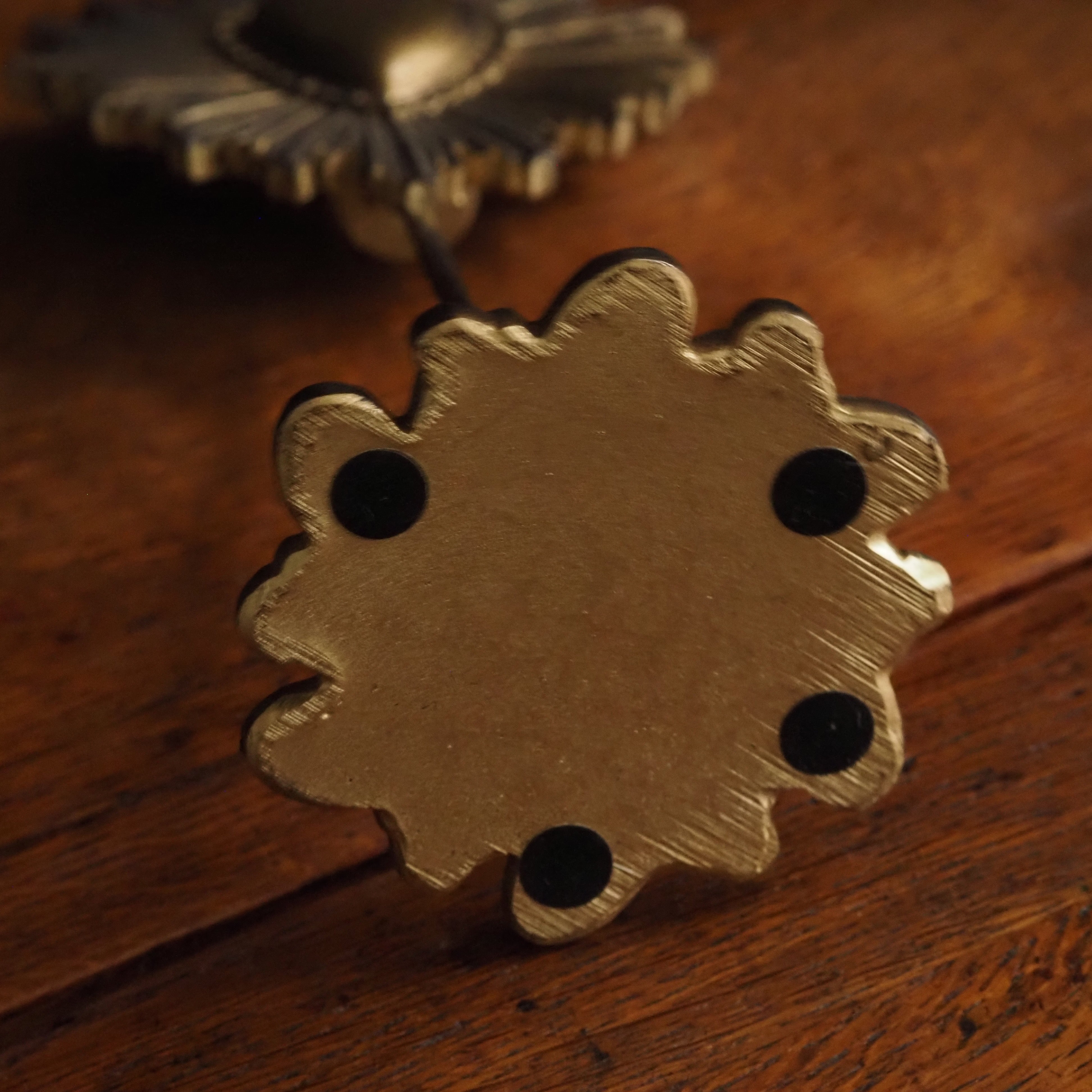Dekoratives Herzornament auf Standfuß · historisierende Form