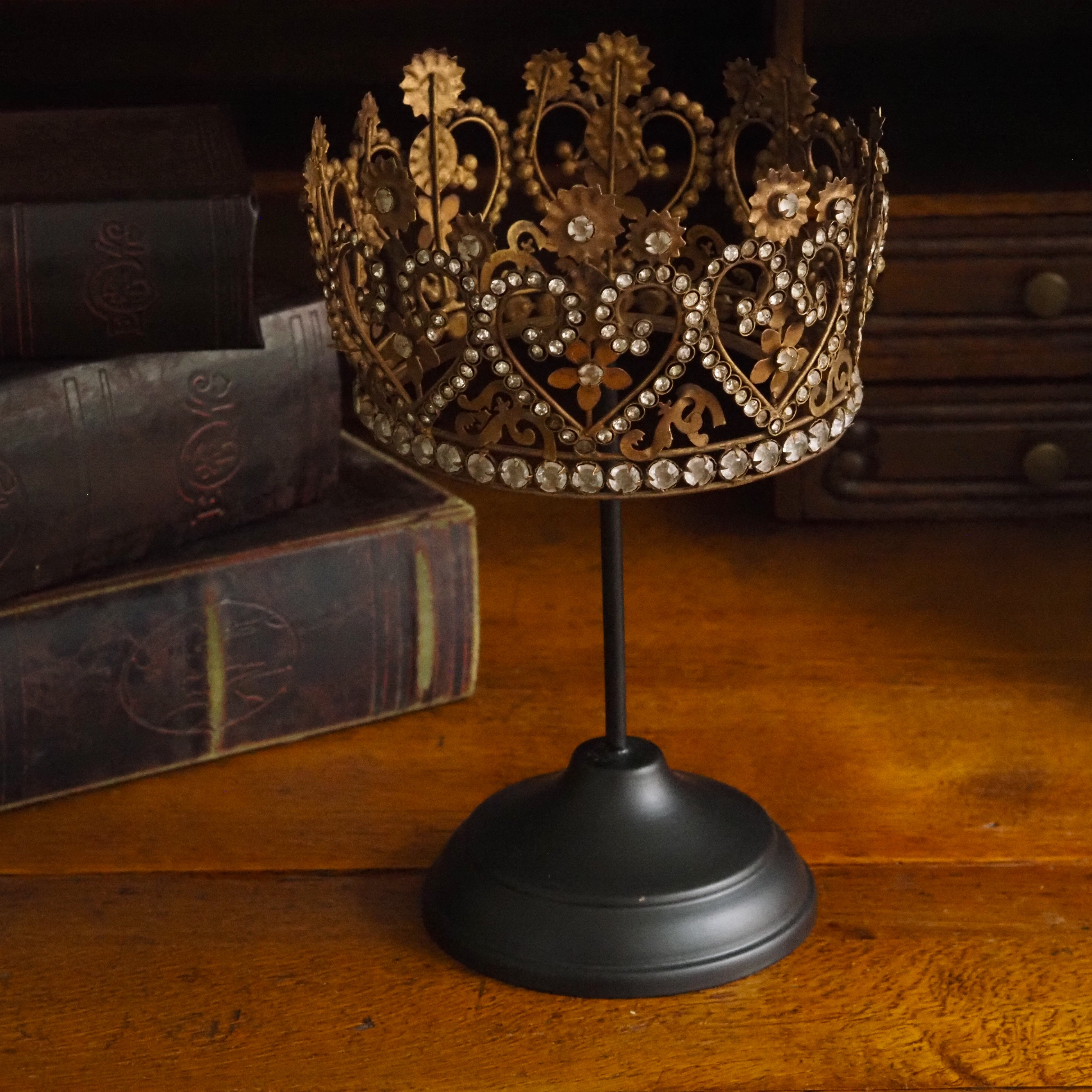 Dekokrone auf Fuß · historisierende Krone mit Glassteinen
