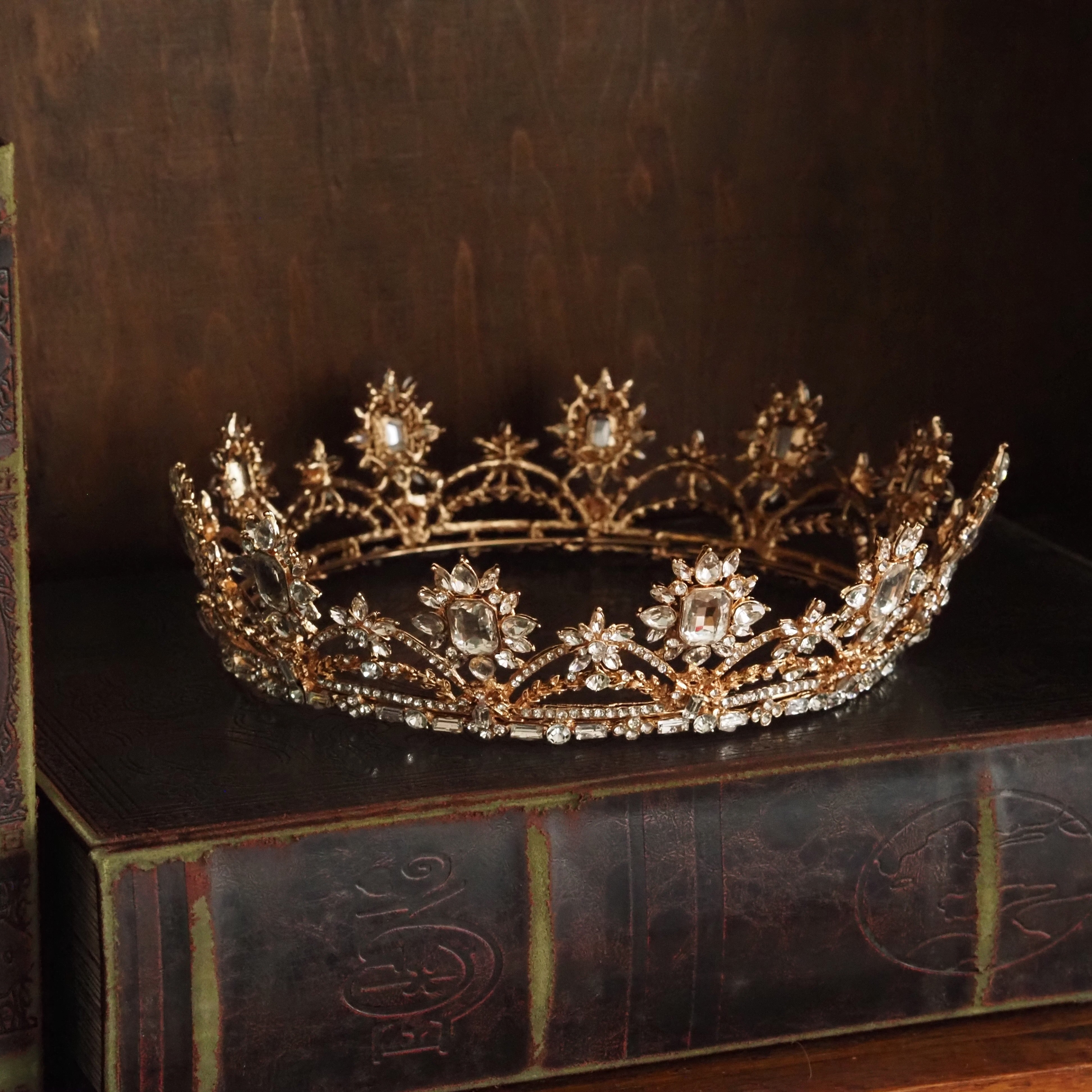 Dekokrone · historisierende Formensprache / ornamentales Objekt