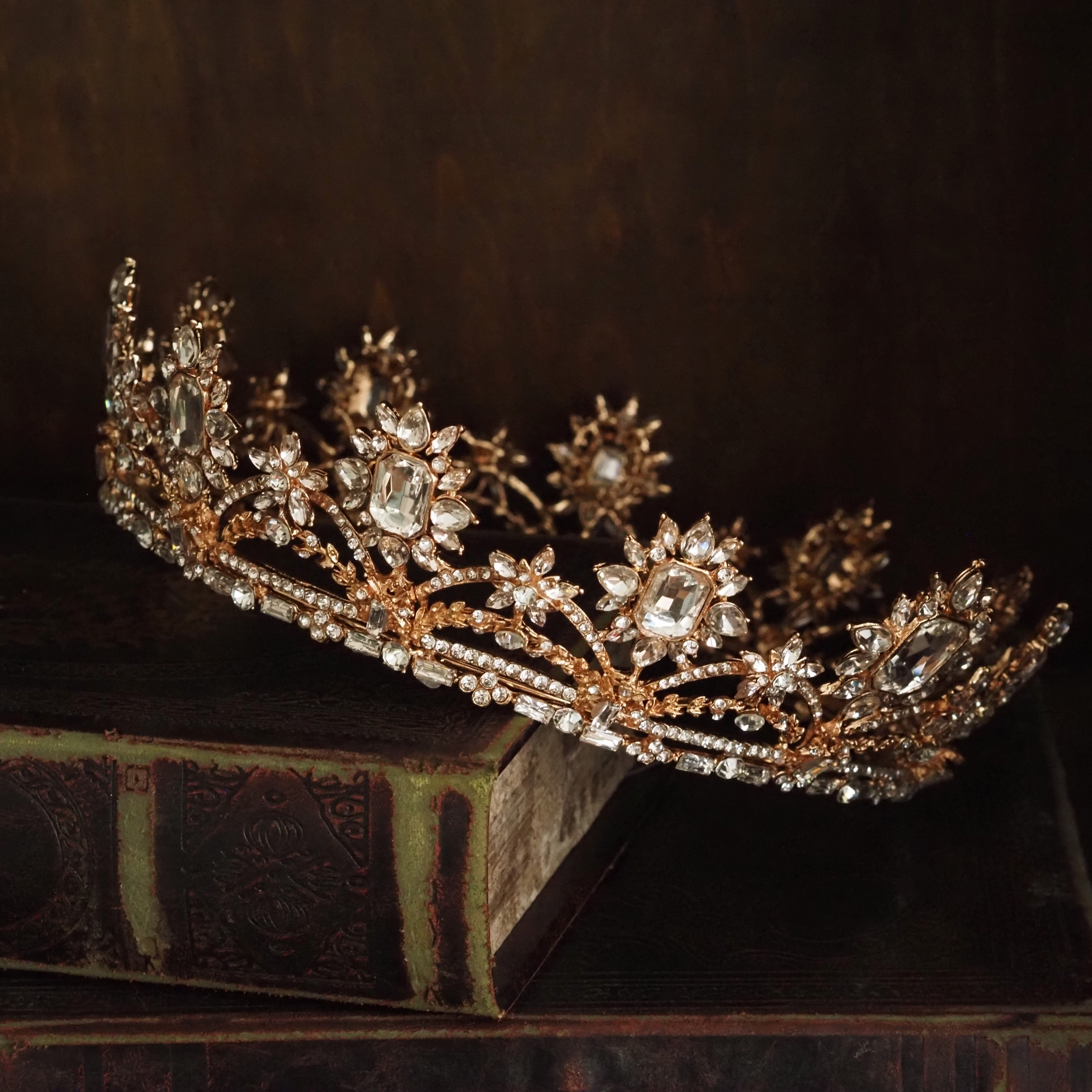 Dekokrone · historisierende Formensprache / ornamentales Objekt