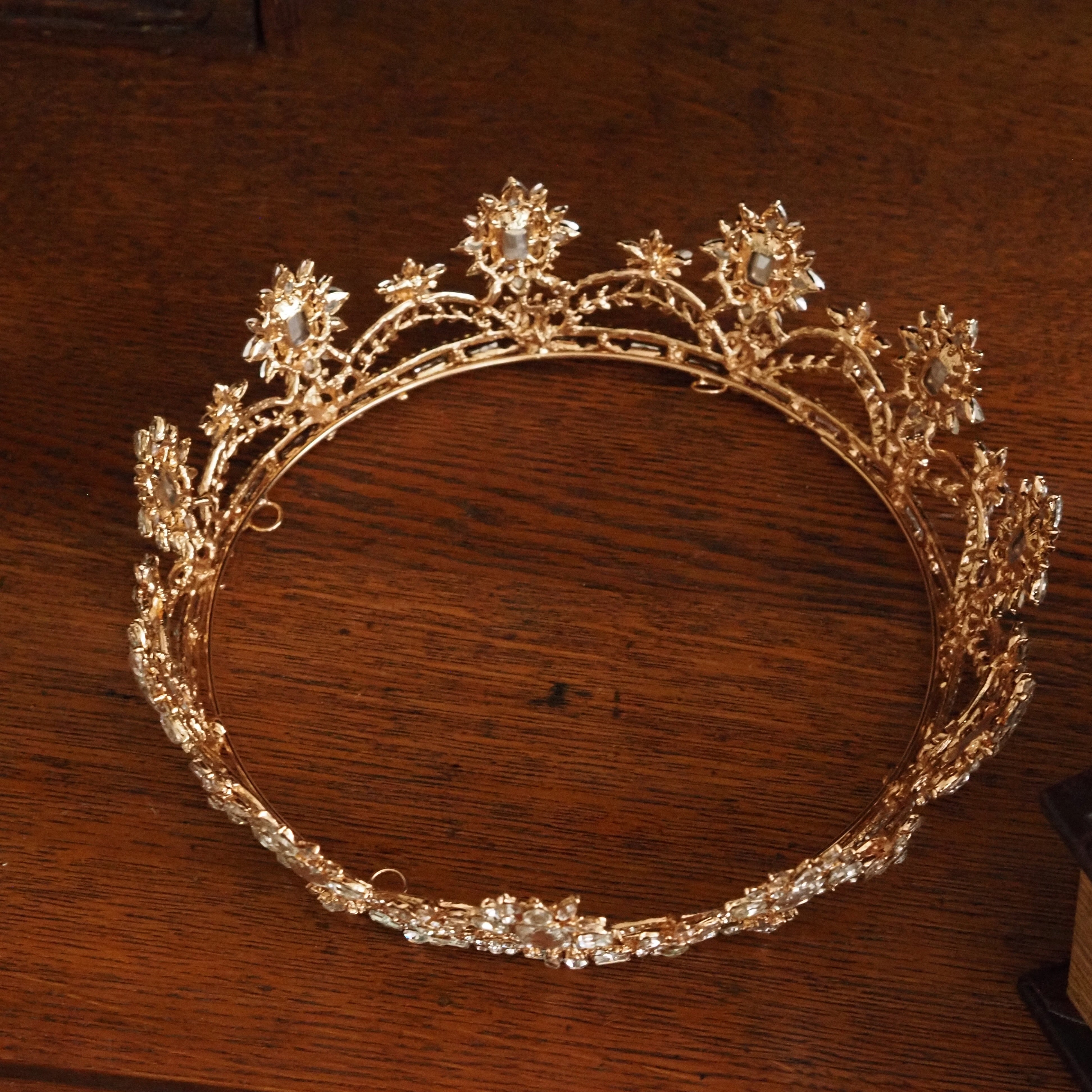 Dekokrone · historisierende Formensprache / ornamentales Objekt