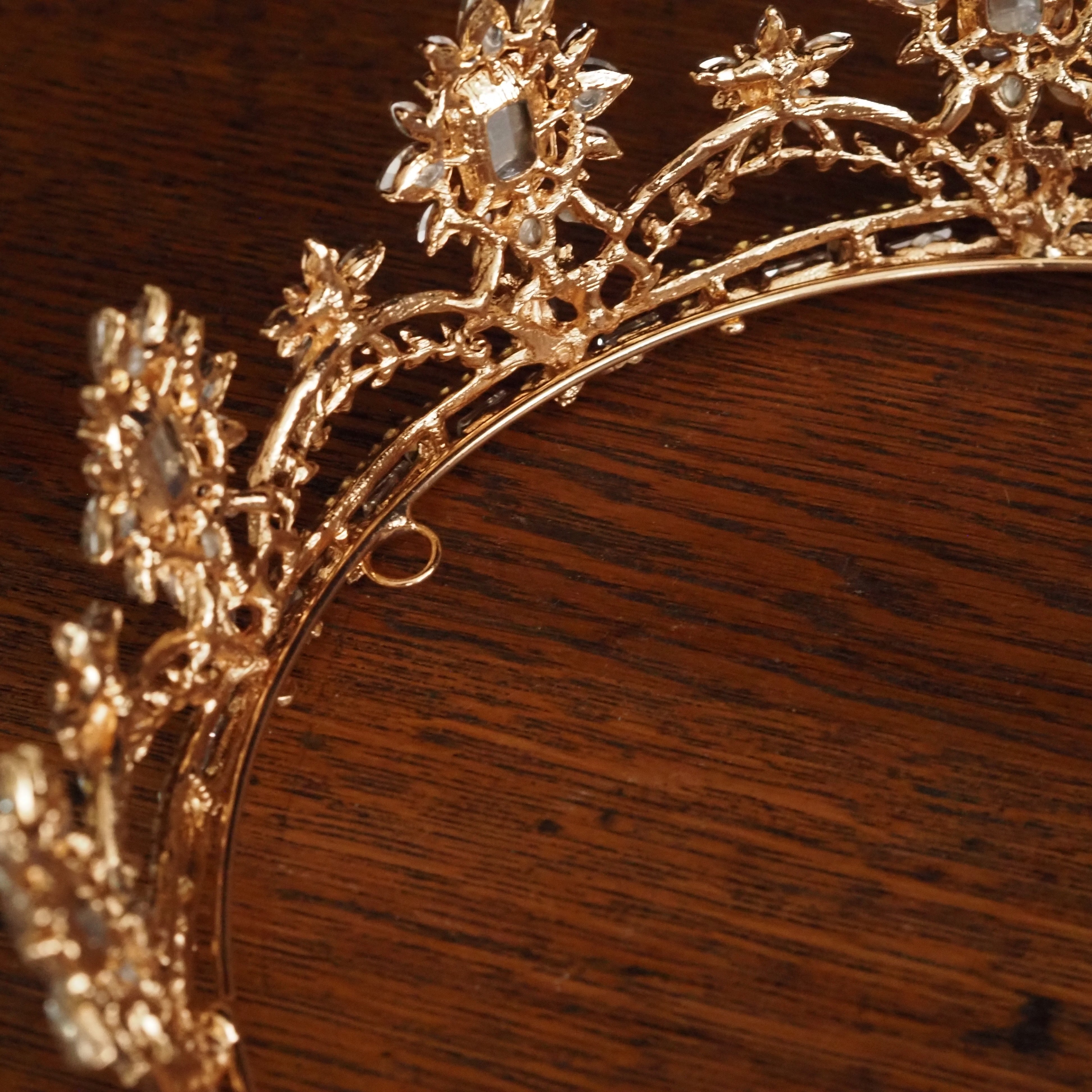 Dekokrone · historisierende Formensprache / ornamentales Objekt