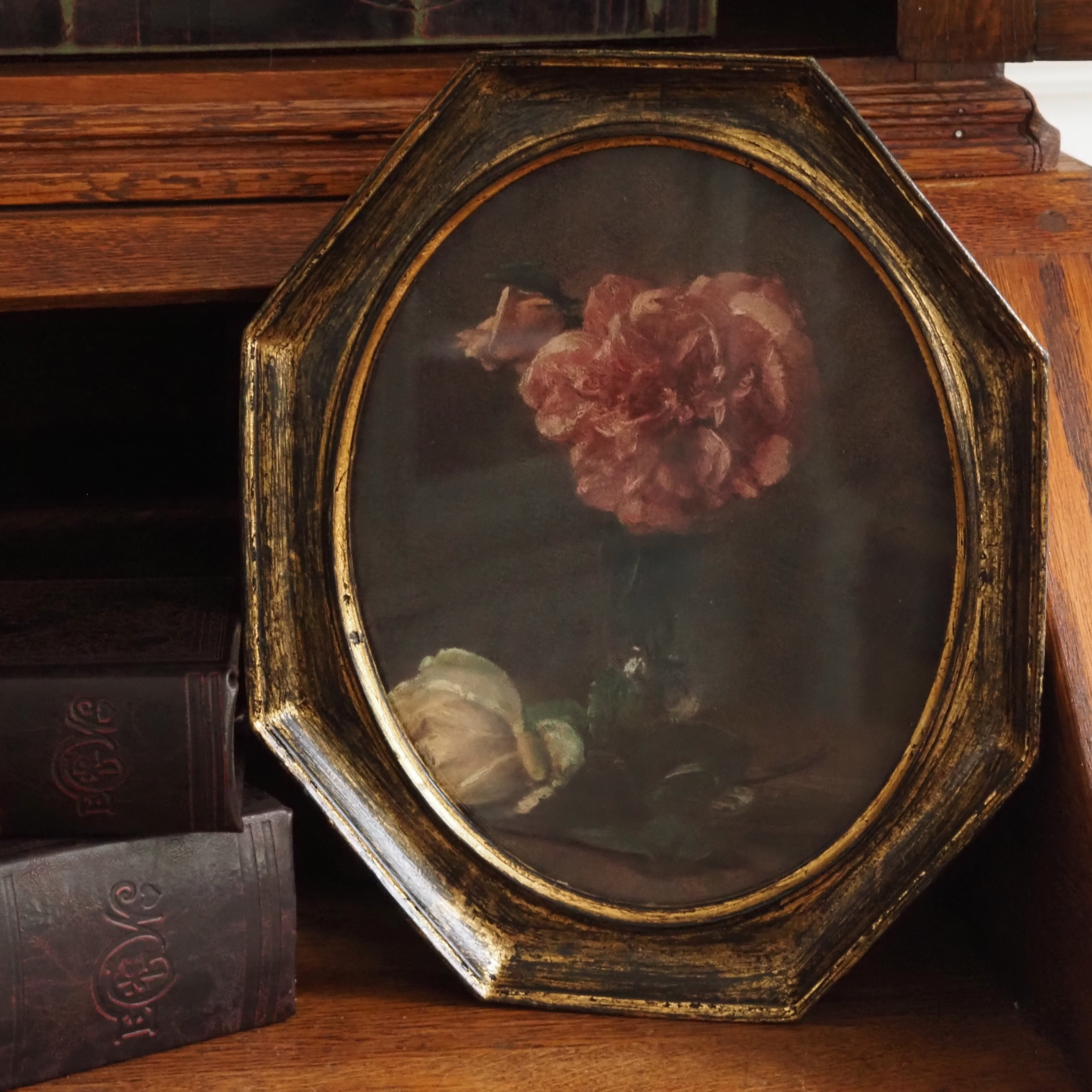 Wandbild mit floralem Stillleben · antikisierter Rahmen in Oktagonform