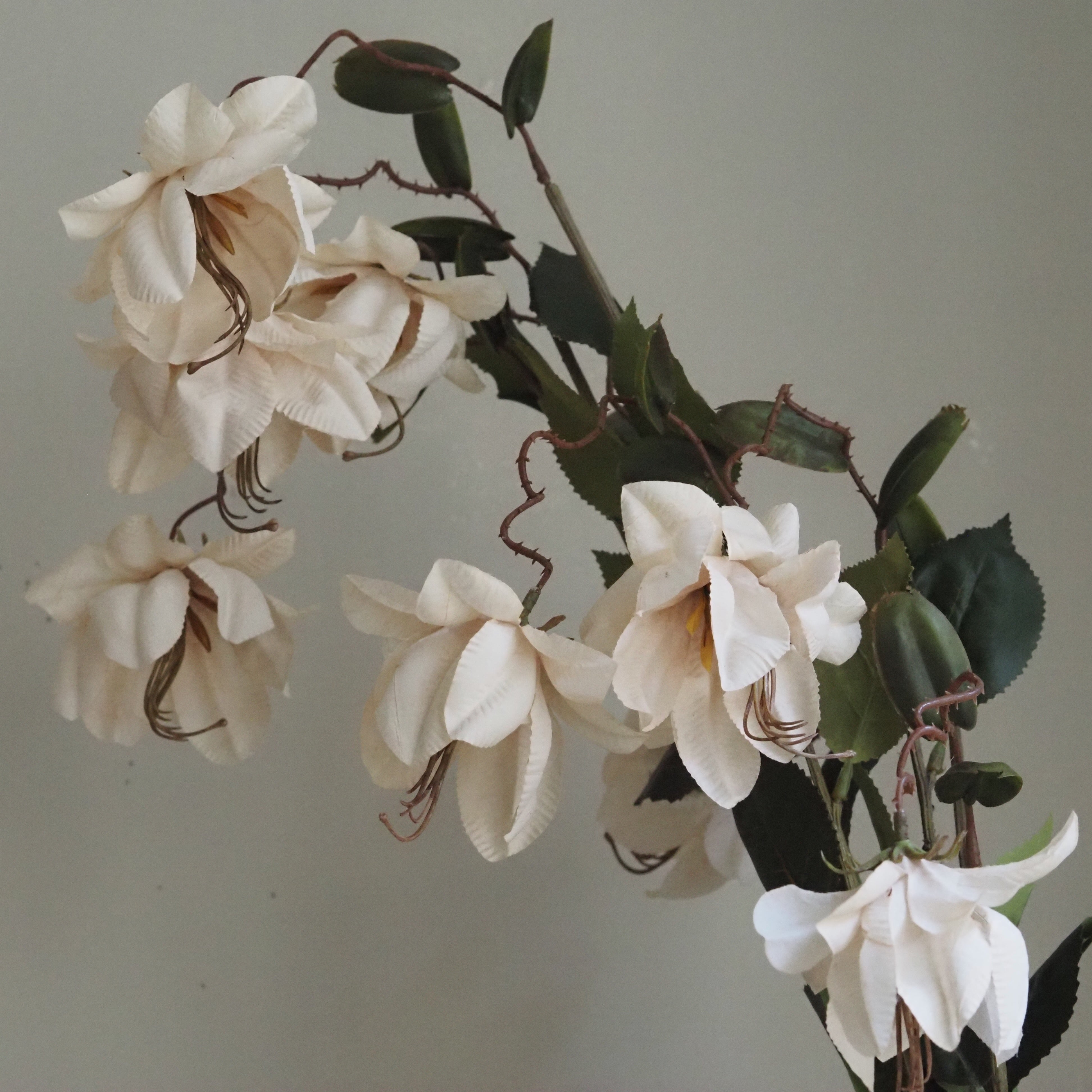 Blütenzweig Creme · Magnolienblüten aus Textil mit Blattwerk, 125 cm