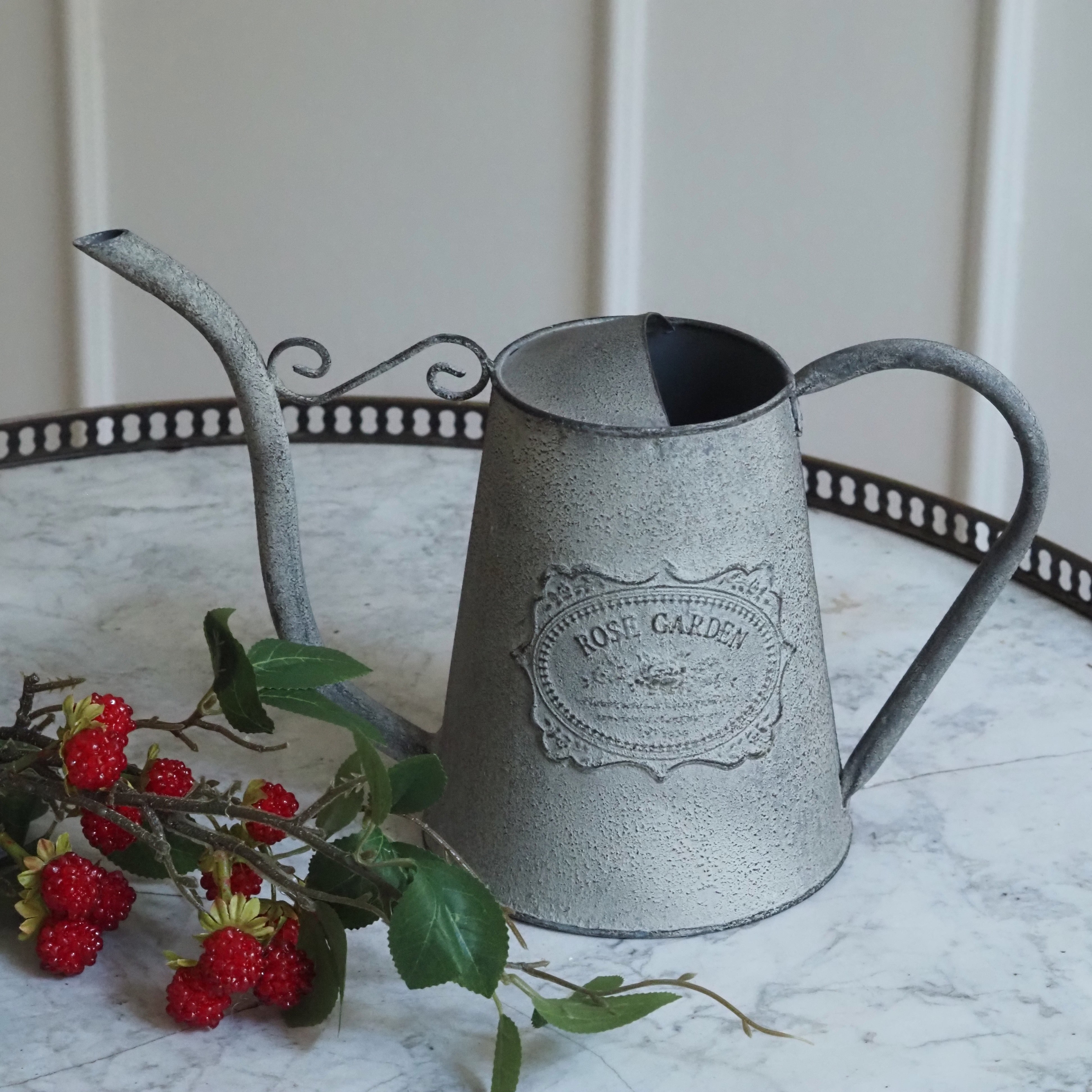 Dekogießkanne Metall Zinkgrau · Shabby-Landhaus mit „Rose Garden"-Reliefmedaillon