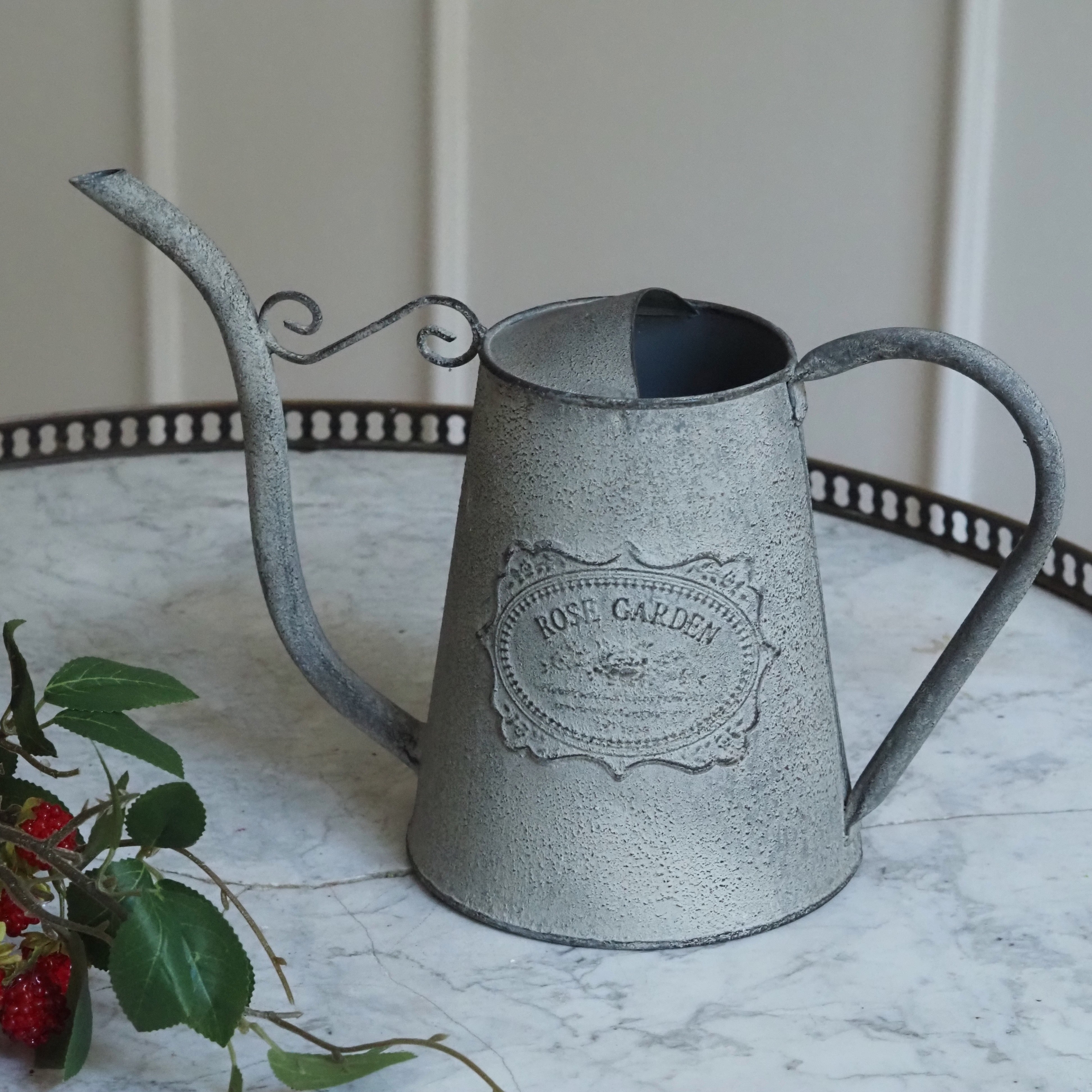Dekogießkanne Metall Zinkgrau · Shabby-Landhaus mit „Rose Garden"-Reliefmedaillon