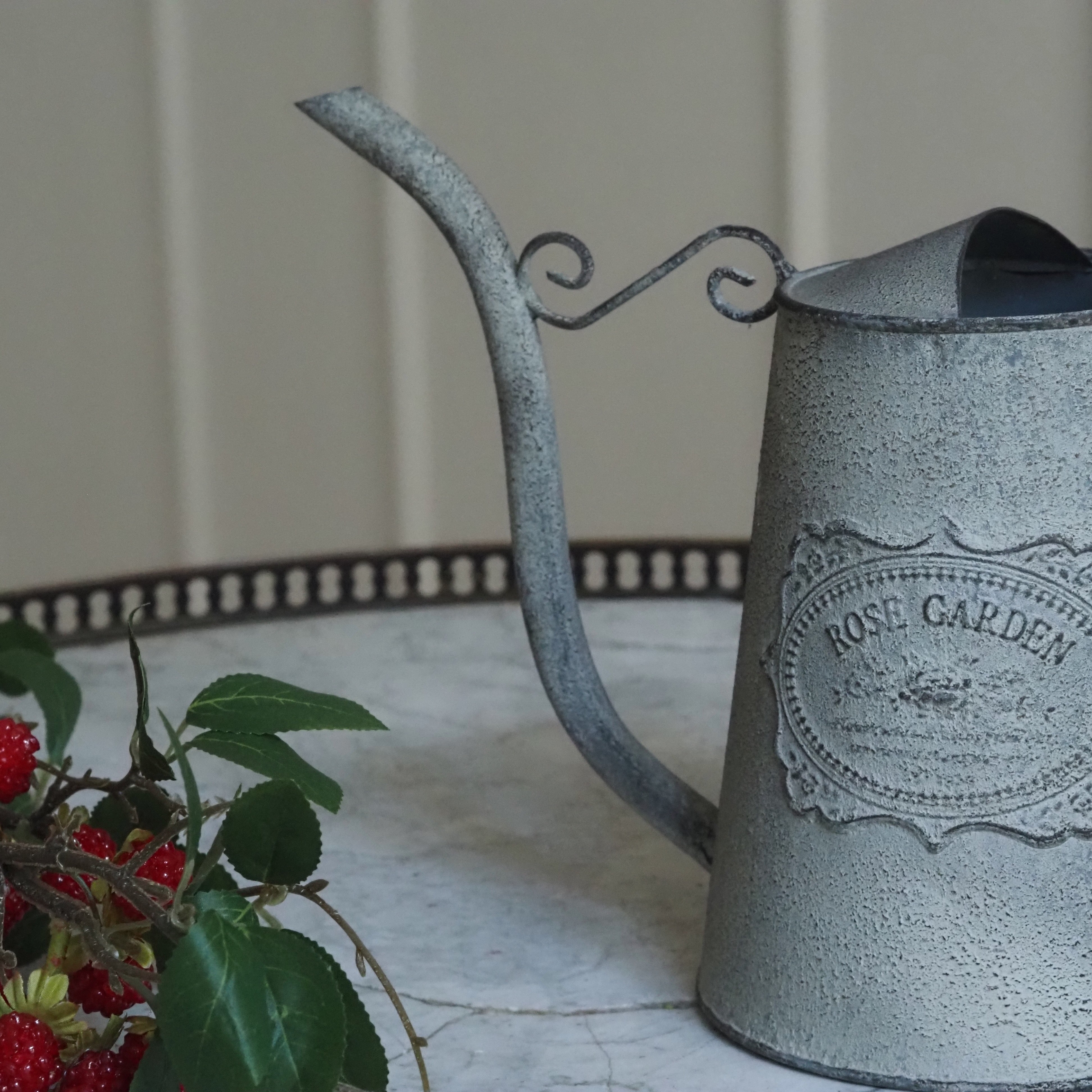 Dekogießkanne Metall Zinkgrau · Shabby-Landhaus mit „Rose Garden"-Reliefmedaillon