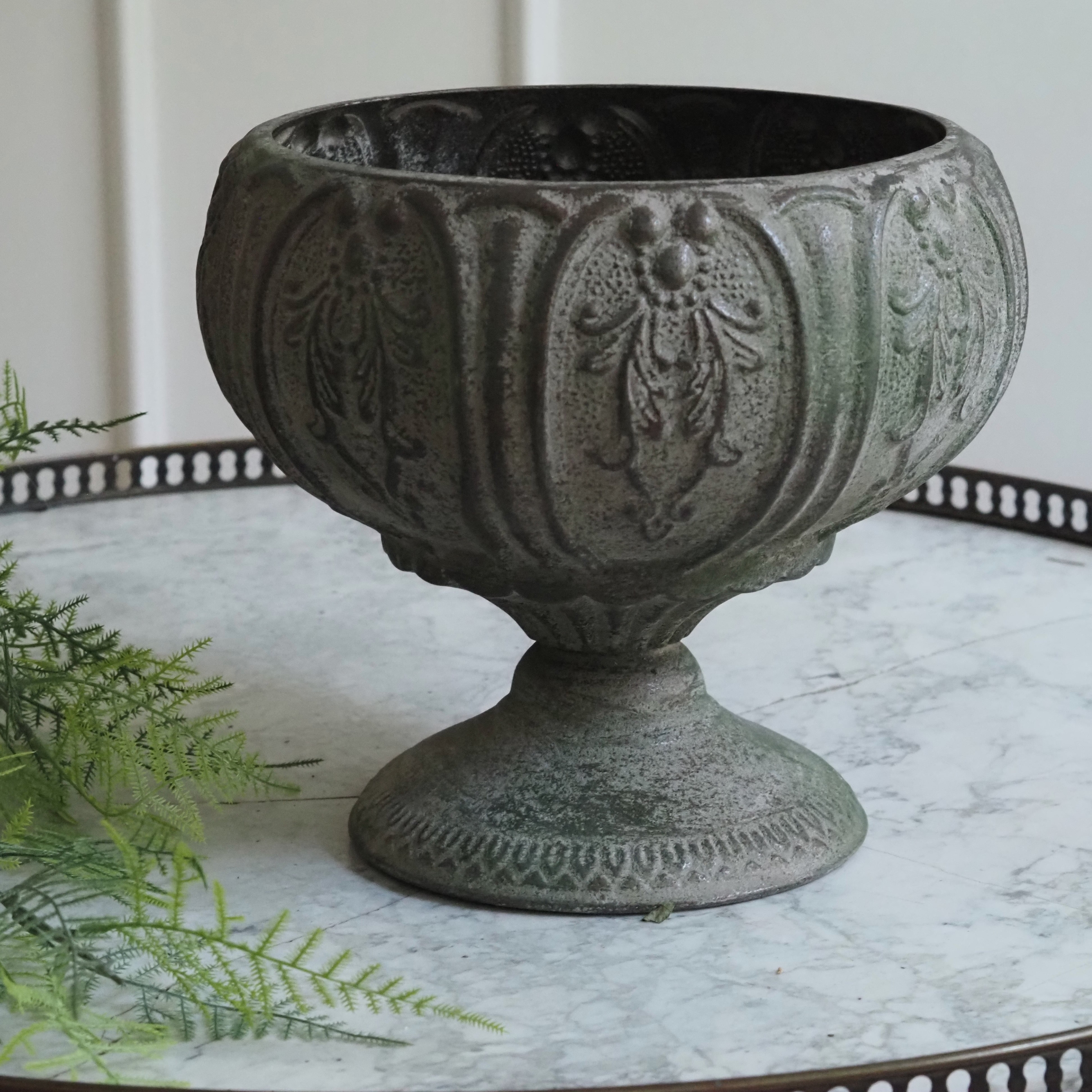 Gartenurne Metall Graugrün · Reliefverzierte Pokalvase im Historismus-Stil, Vintage