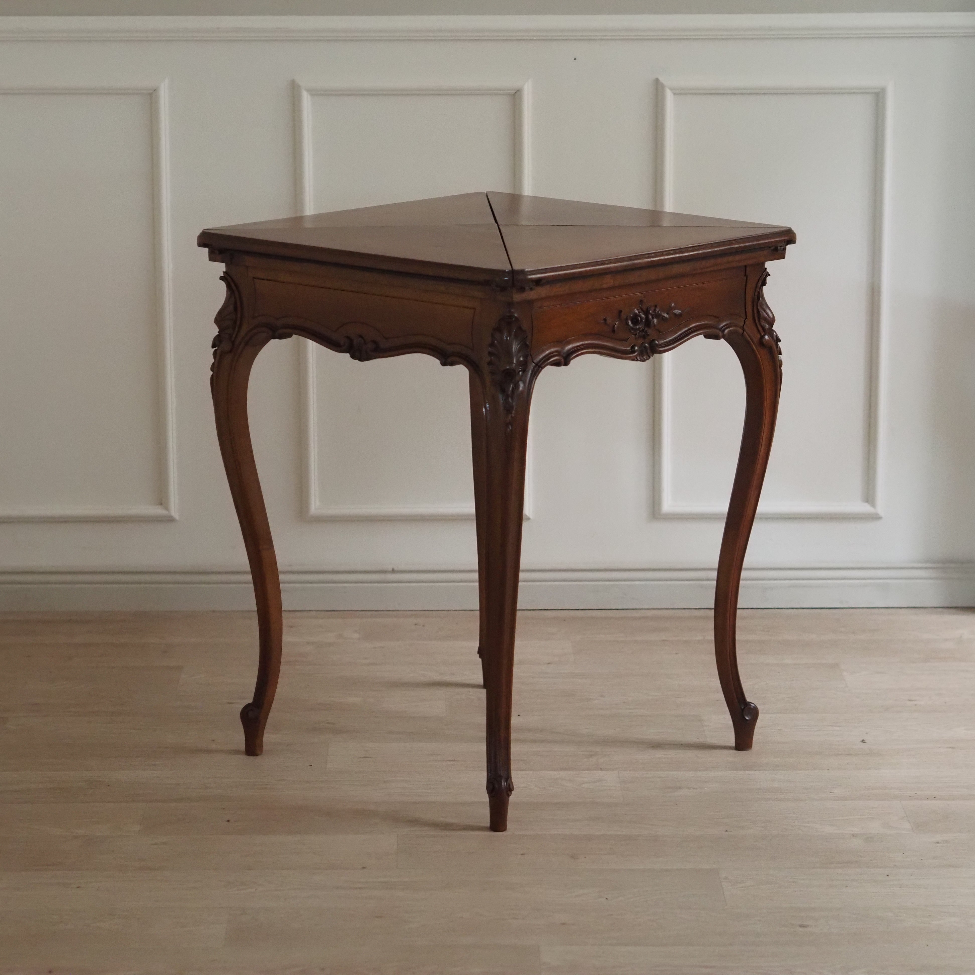 Antiker Louis-XV Spieltisch mit Klappmechanik und roter Filzauflage, um 1890