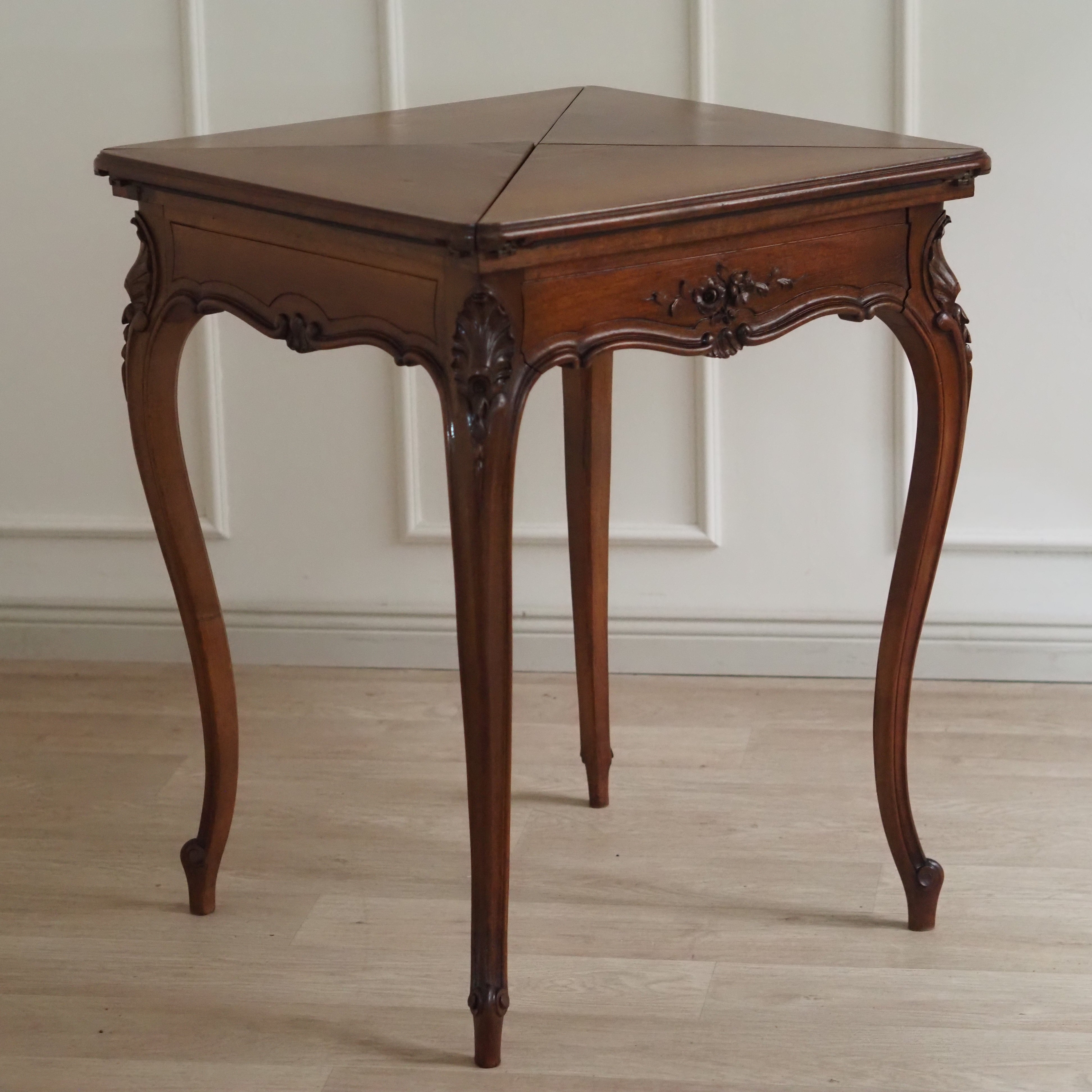 Antiker Louis-XV Spieltisch mit Klappmechanik und roter Filzauflage, um 1890