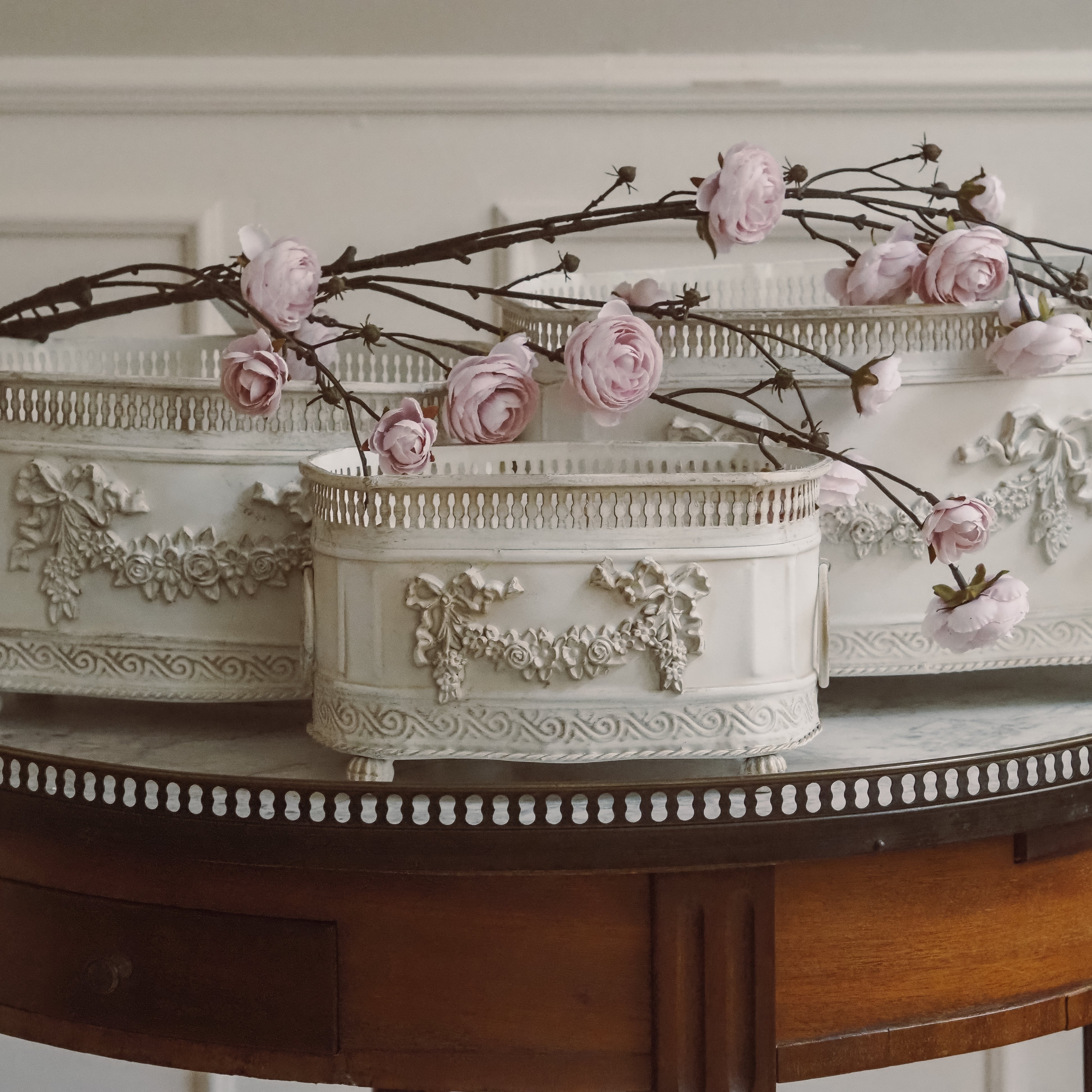 Jardinière Weiß Metall · Louis XVI Stil mit Blumengirlande und Galerierand — S / M / L
