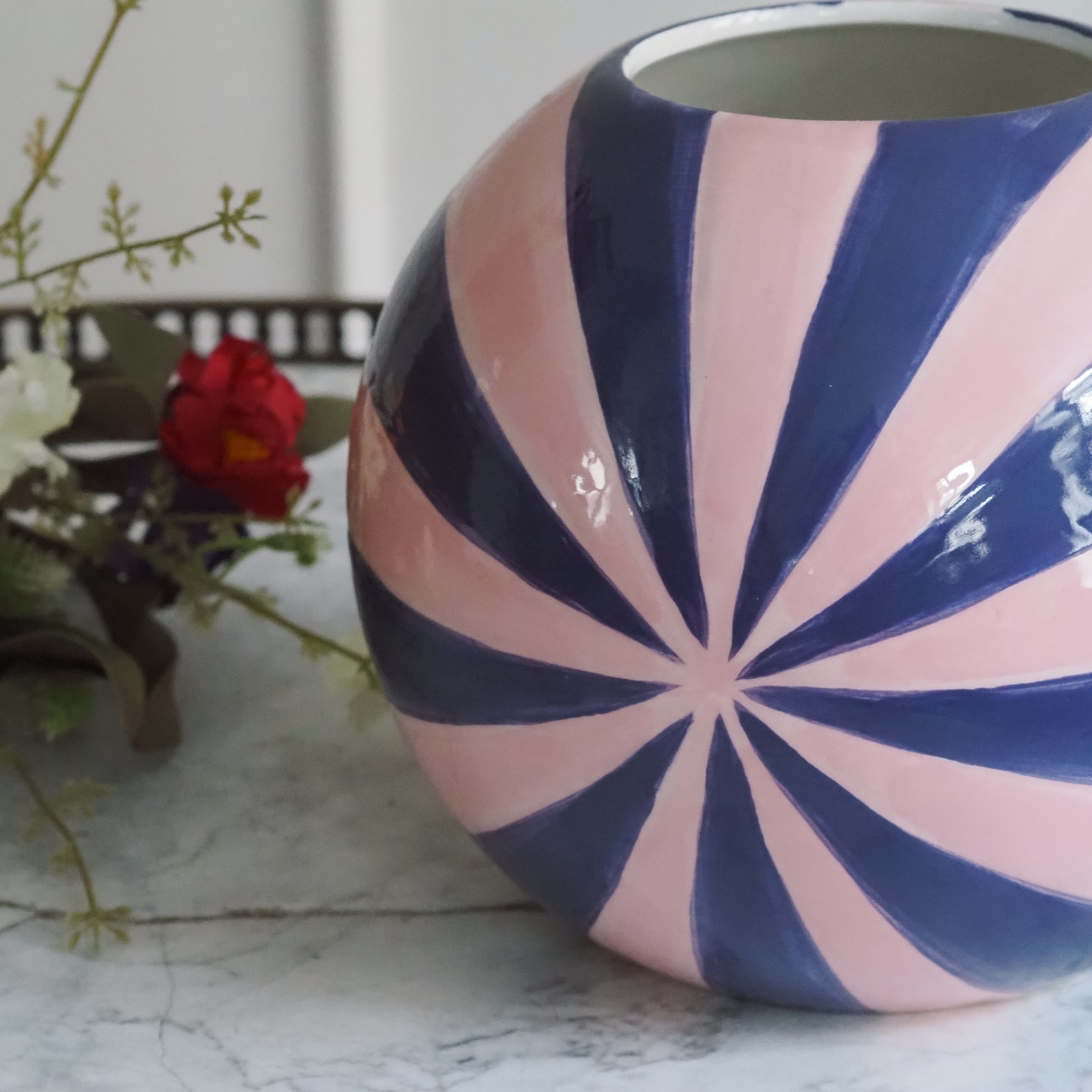 Vase Swirl · grafisches Dekor / dekoratives Keramikobjekt