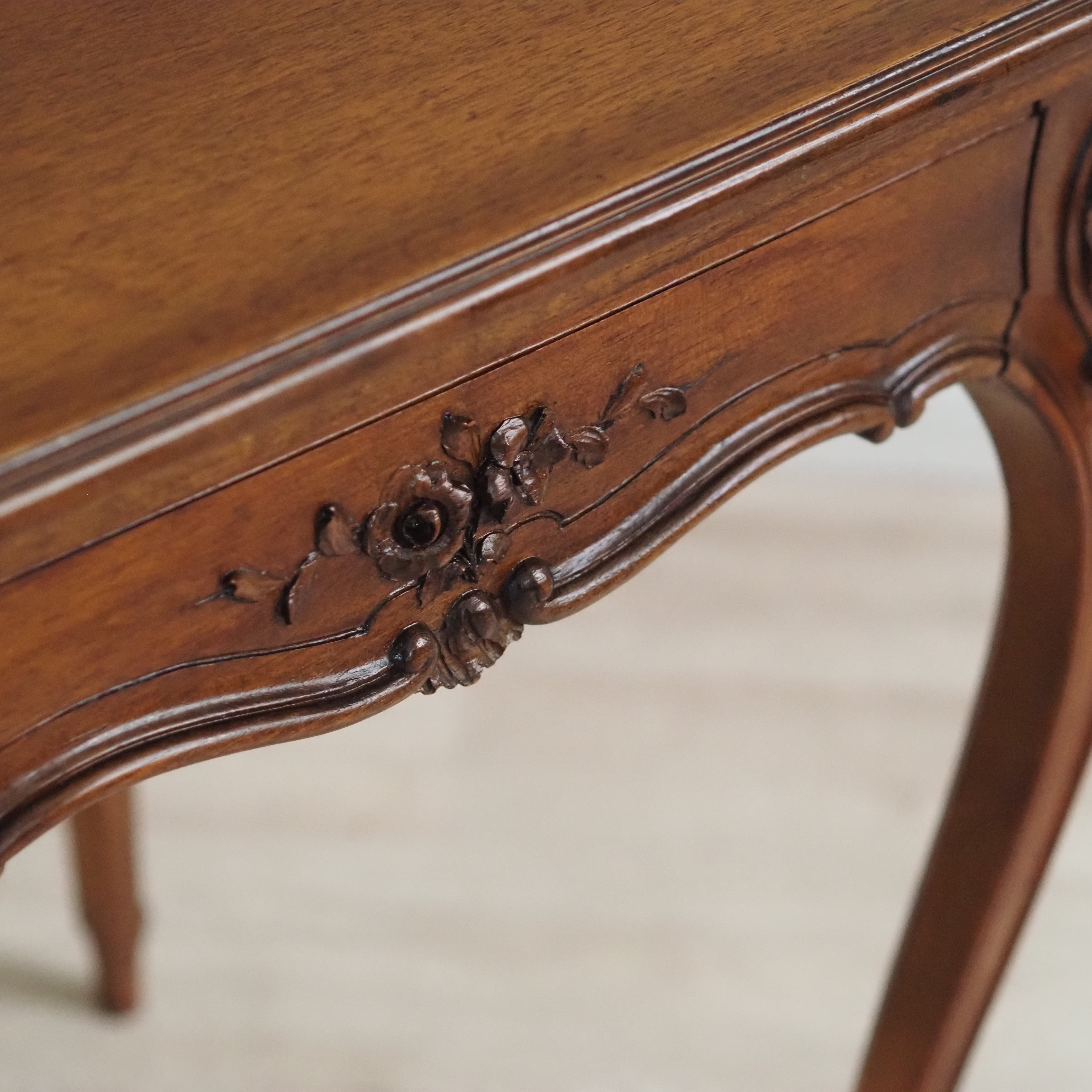 Antiker Louis-XV Spieltisch mit Klappmechanik und roter Filzauflage, um 1890