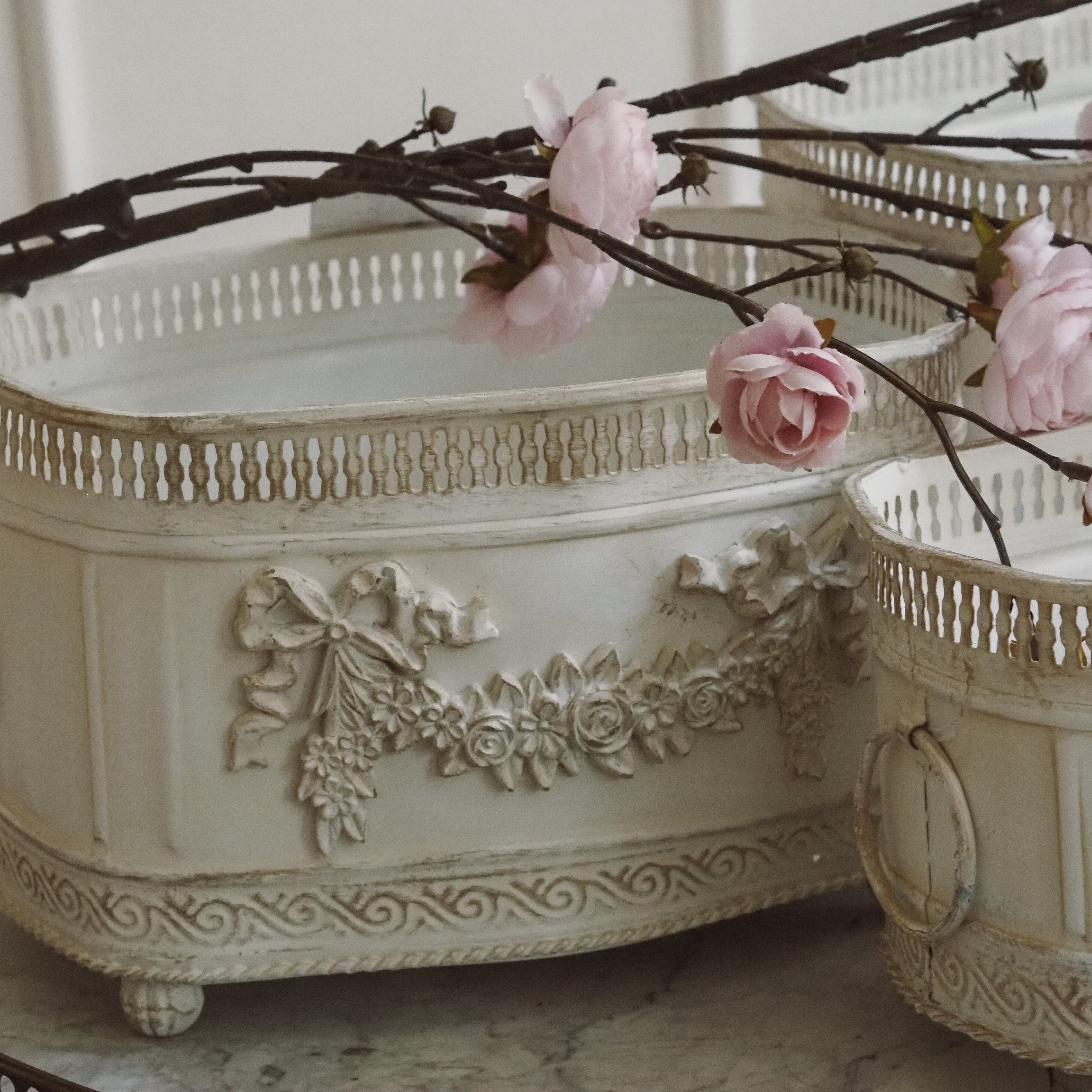 Jardinière Weiß Metall · Louis XVI Stil mit Blumengirlande und Galerierand — S / M / L