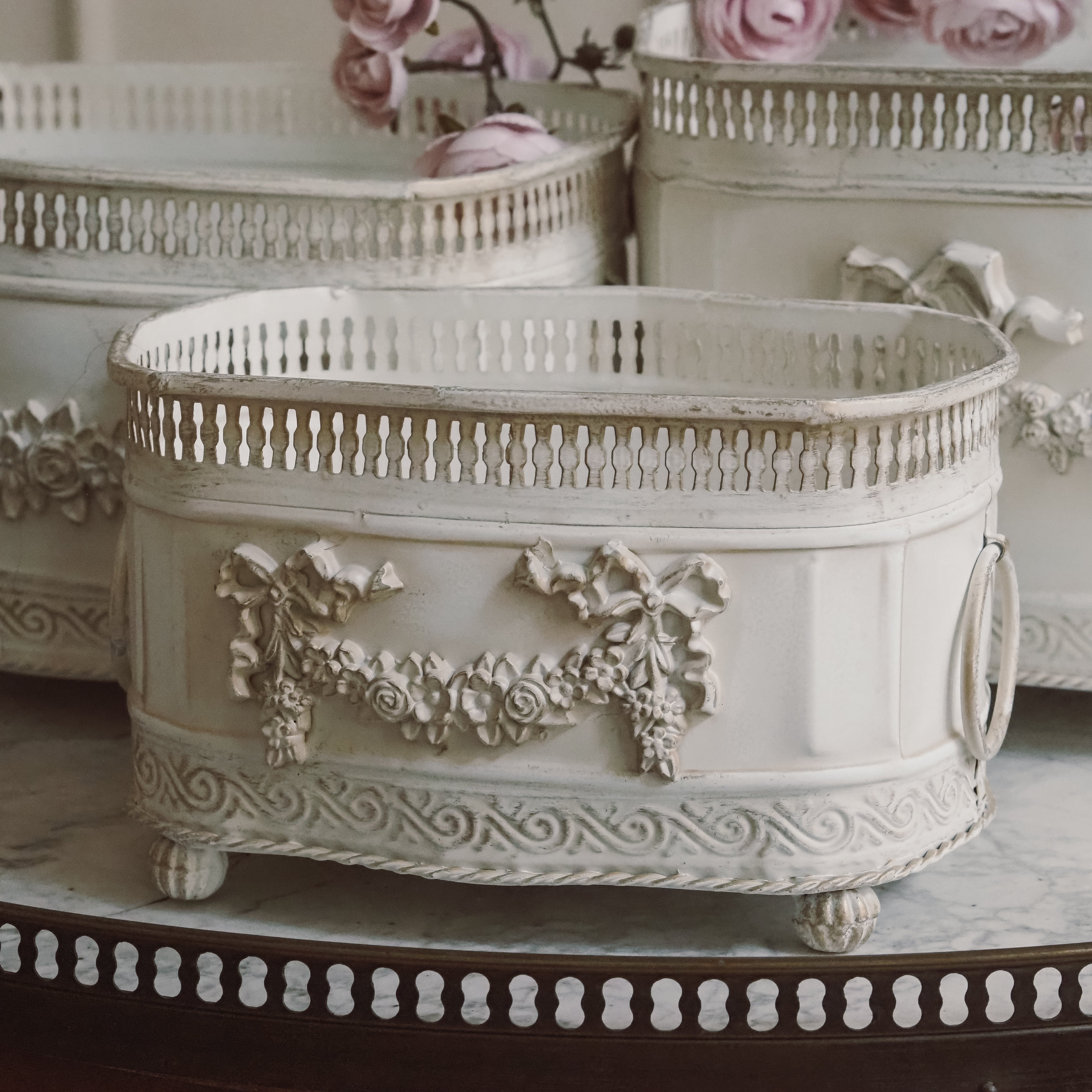 Jardinière Weiß Metall · Louis XVI Stil mit Blumengirlande und Galerierand — S / M / L