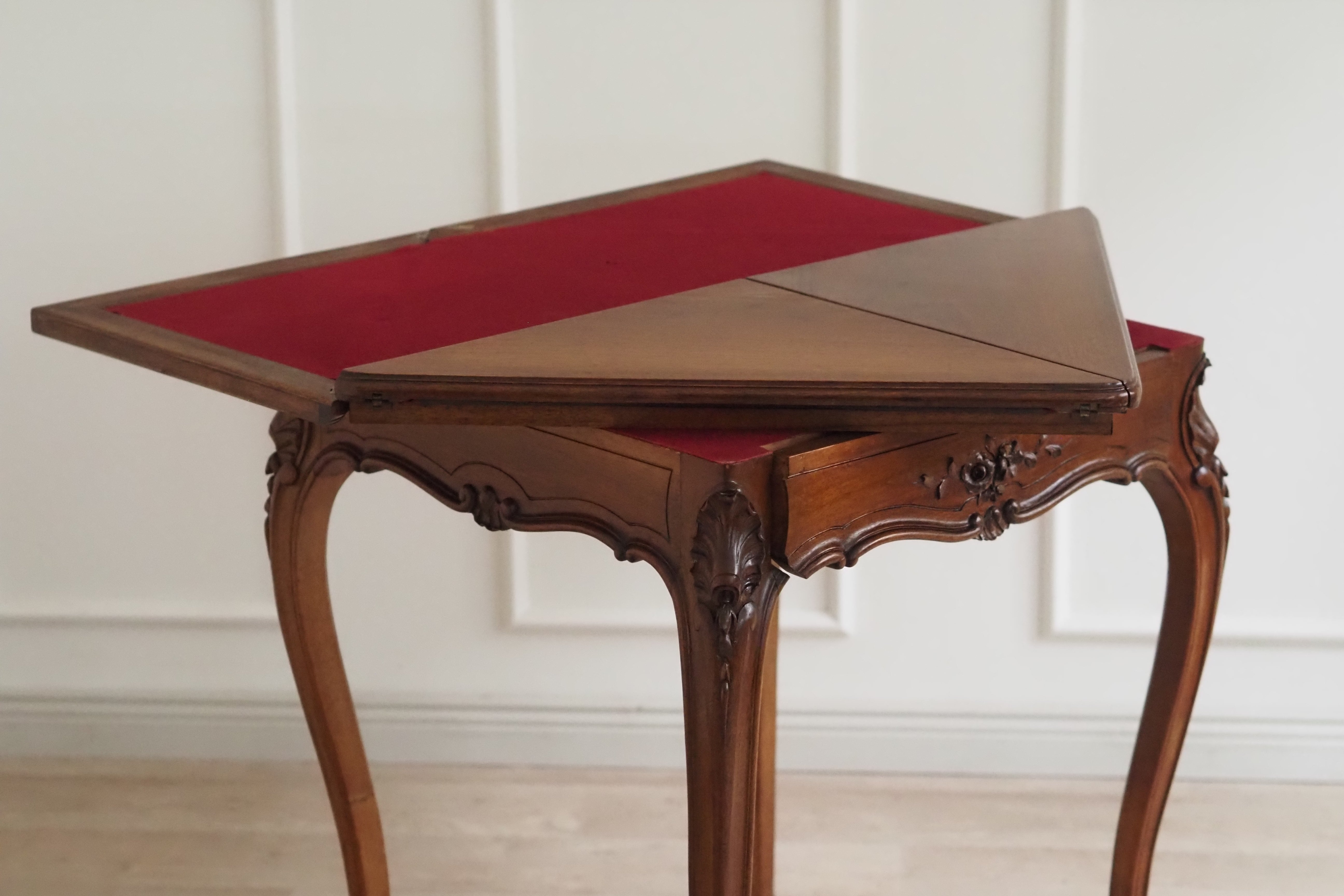 Antiker Louis-XV Spieltisch mit Klappmechanik und roter Filzauflage, um 1890