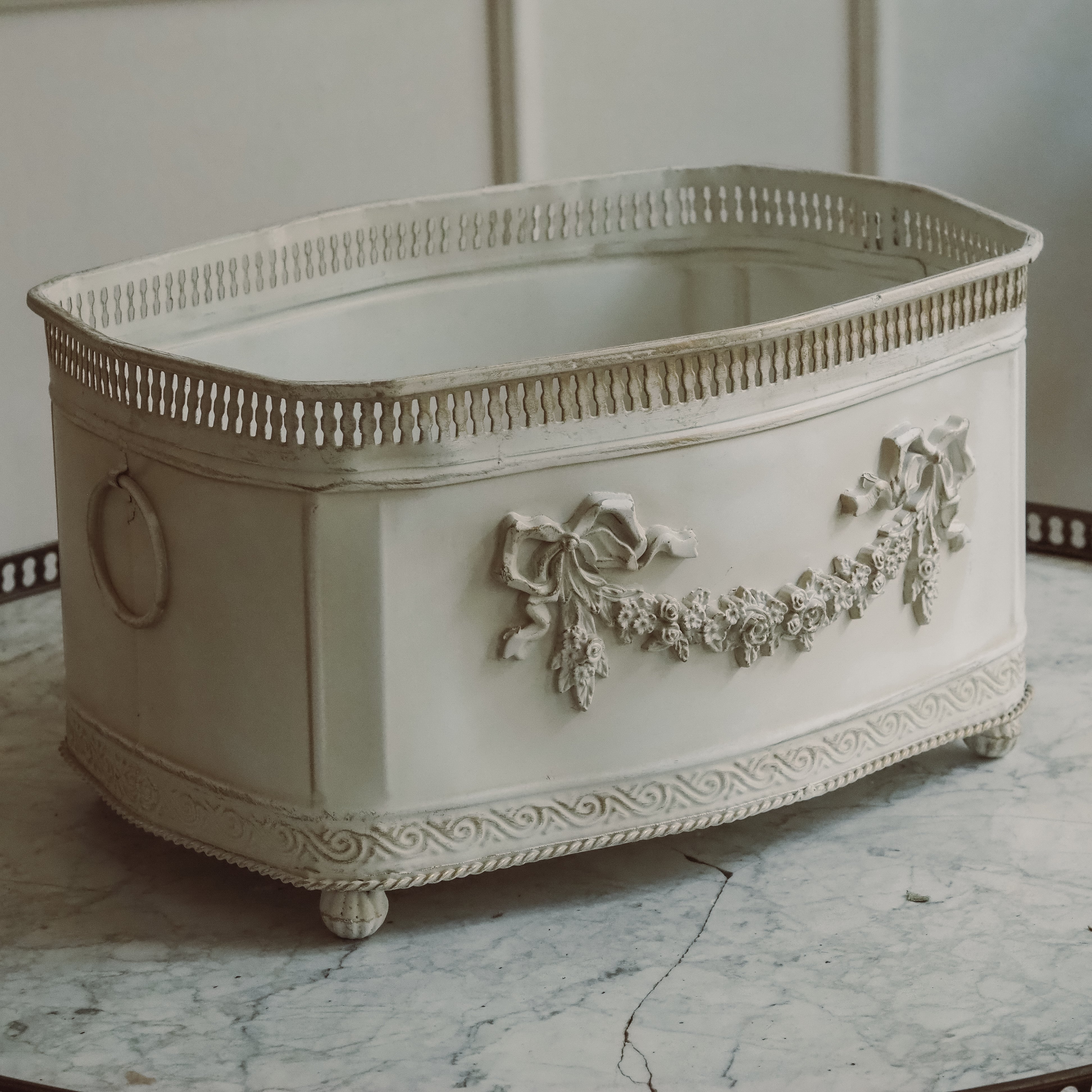 Jardinière Weiß Metall · Louis XVI Stil mit Blumengirlande und Galerierand — S / M / L